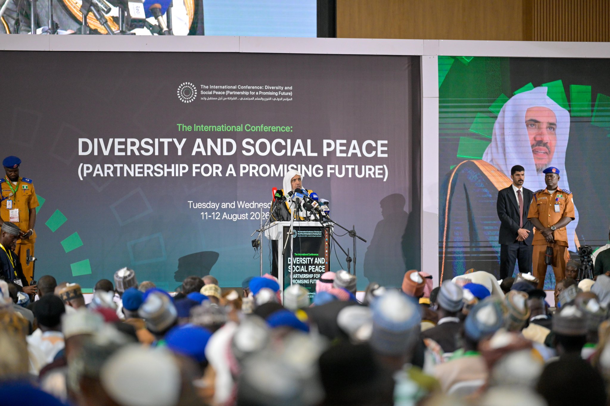 Foto-foto dari Konferensi Internasional yang diselenggarakan—pada malam ini—di ibu kota Nigeria, "Abuja", di bawah naungan Yang Mulia Presiden, serta partisipasi Yang Mulia Syekh Dr. Mohammed Al-Issa