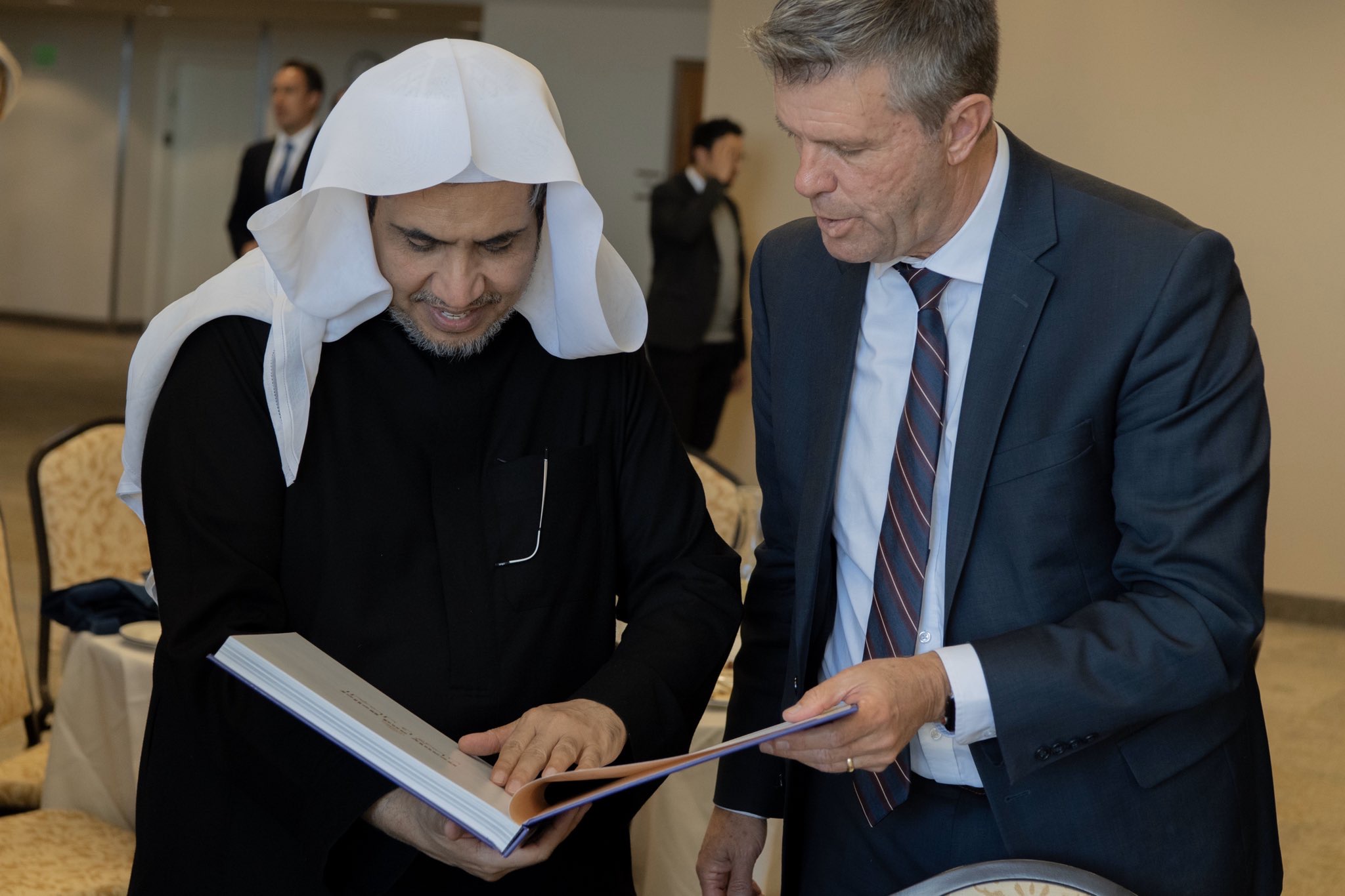 Rektorat Universitas Negeri Utah, Amerika Serikat, mengundang Yang Mulia Syekh Dr. Mohammed Al-Issa untuk menyampaikan kuliah umum. Pada akhir pertemuan, beliau dianugerahi plakat universitas yang mencantumkan nama beliau