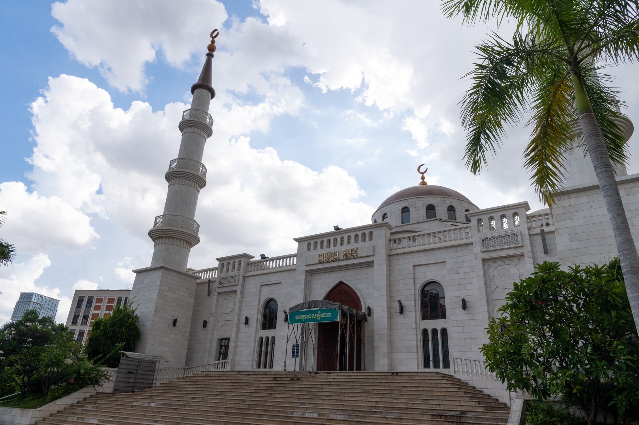 في سياق زيارته لمملكة كمبوديا بدعوة رسمية: ‏زار معالي الشيخ د. محمد العيسى‬⁩ المركز الإسلامي في العاصمة الكمبودية
