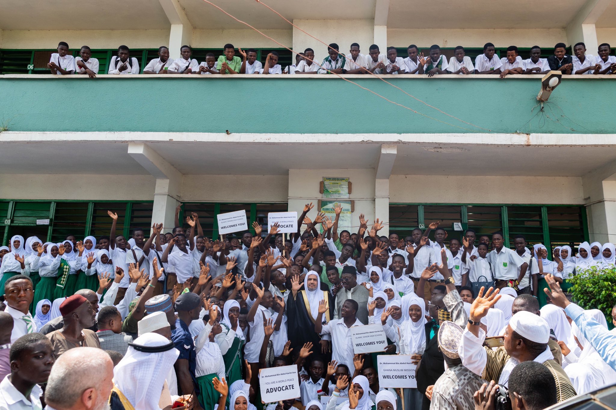 شیخ ڈاکٹر محمد العیسی کی سربراہی میں رابطہ عالم اسلامی کے وفد کا عظیم استقبال۔ وفد نے جمہوریہ گھانا کے صوبہ کوماسی میں تعلیمی اداروں کا دورہ کیا اور ہزاروں طلبہ وطالبات سے ملاقات کی۔