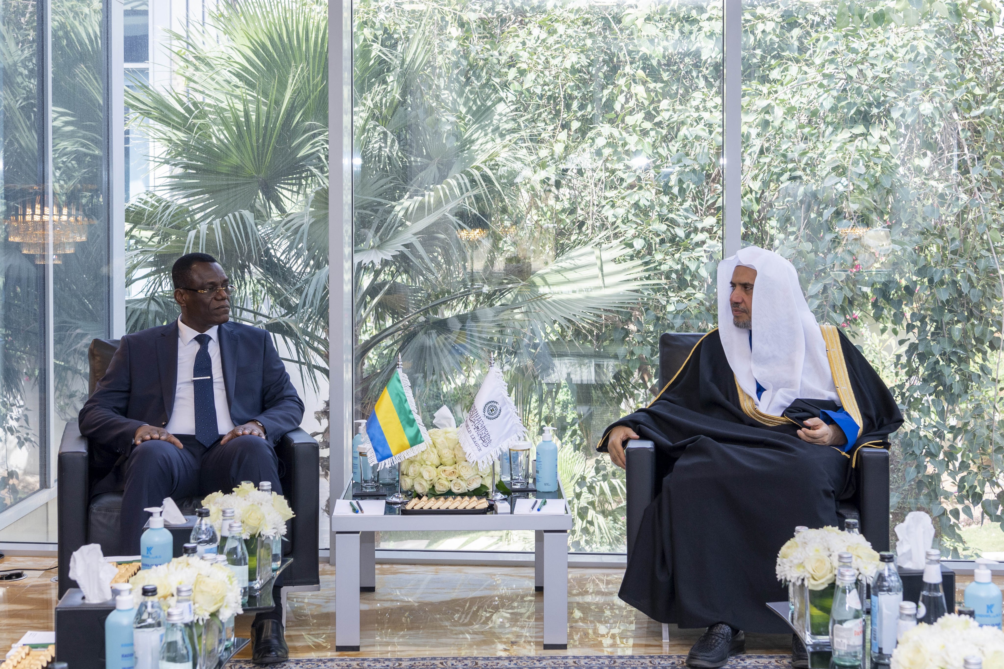 عزت مآب شیخ ڈاکٹر محمد العیسی نے مملکت سعودی عرب میں جمہوریہ گبون کے سفیر جناب گی ابراہیم میمبورو کا استقبال کیا