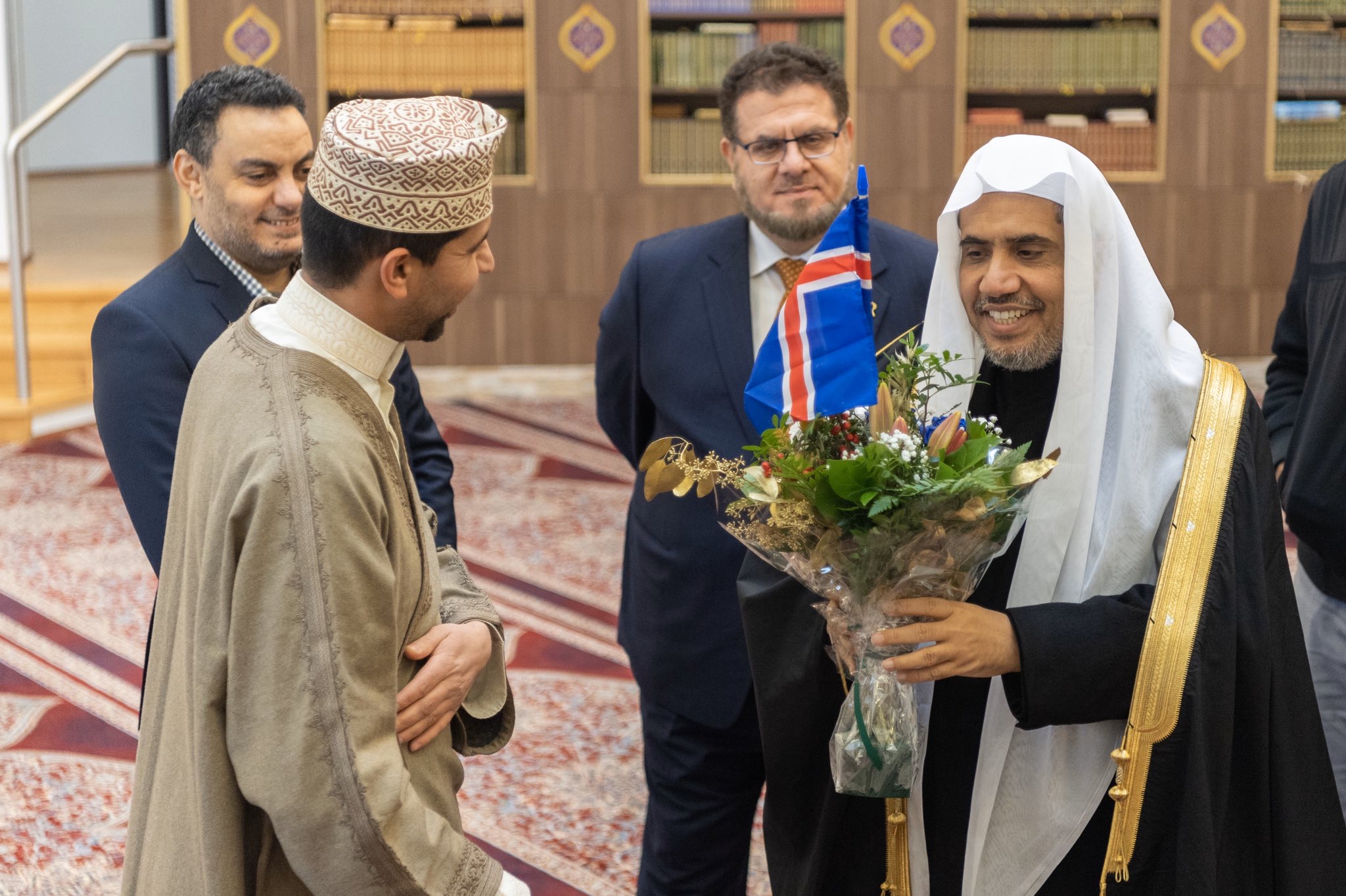 Les responsables de la grande mosquée d’Islande à Reykjavik reçoivent le D.Mohammad Alissa où il a eu une présentation de ses activités suivi d’un dialogue ouvert sur l’importance l’intégration positive.