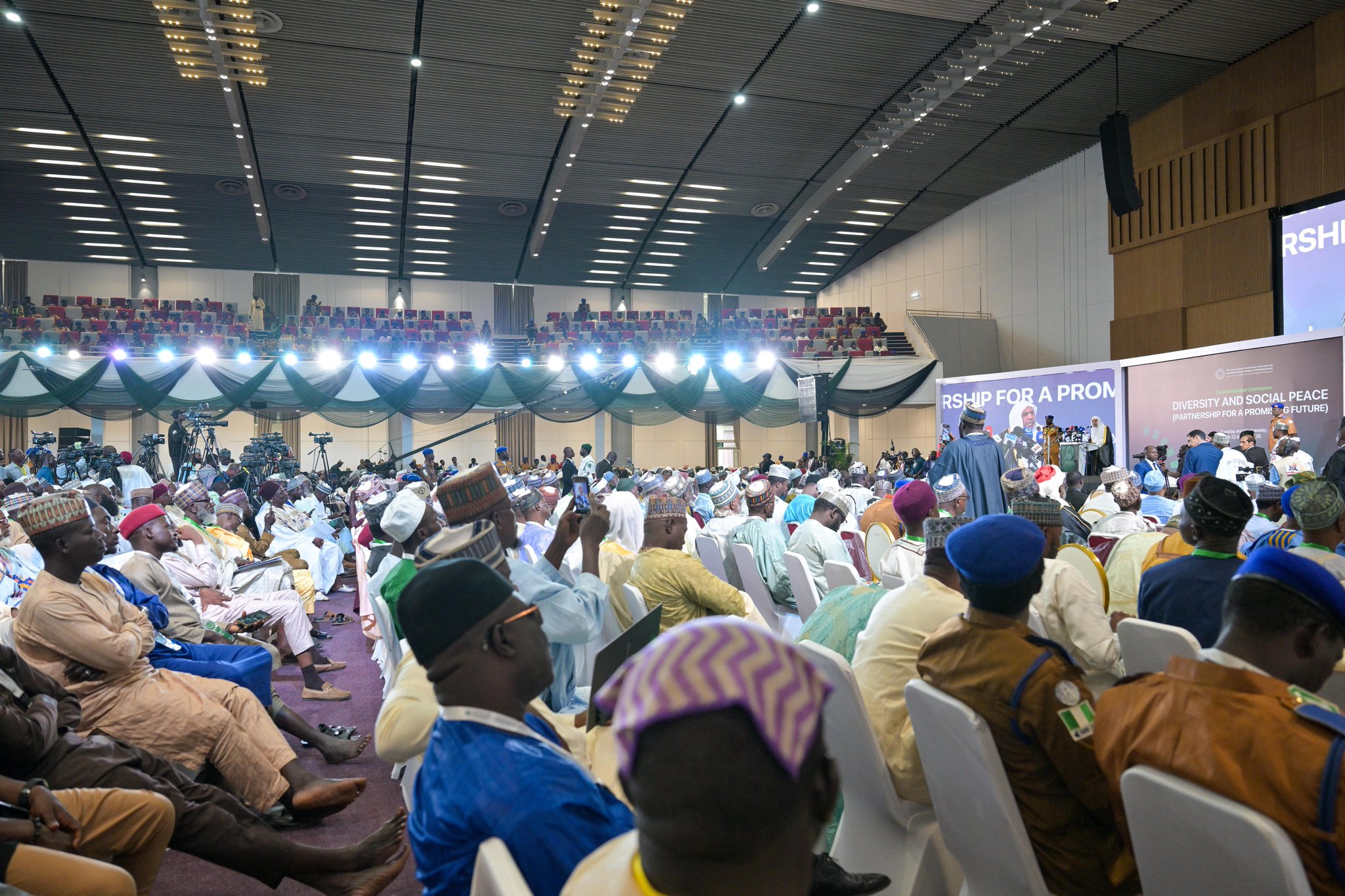 Foto-foto dari Konferensi Internasional yang diselenggarakan—pada malam ini—di ibu kota Nigeria, "Abuja", di bawah naungan Yang Mulia Presiden, serta partisipasi Yang Mulia Syekh Dr. Mohammed Al-Issa