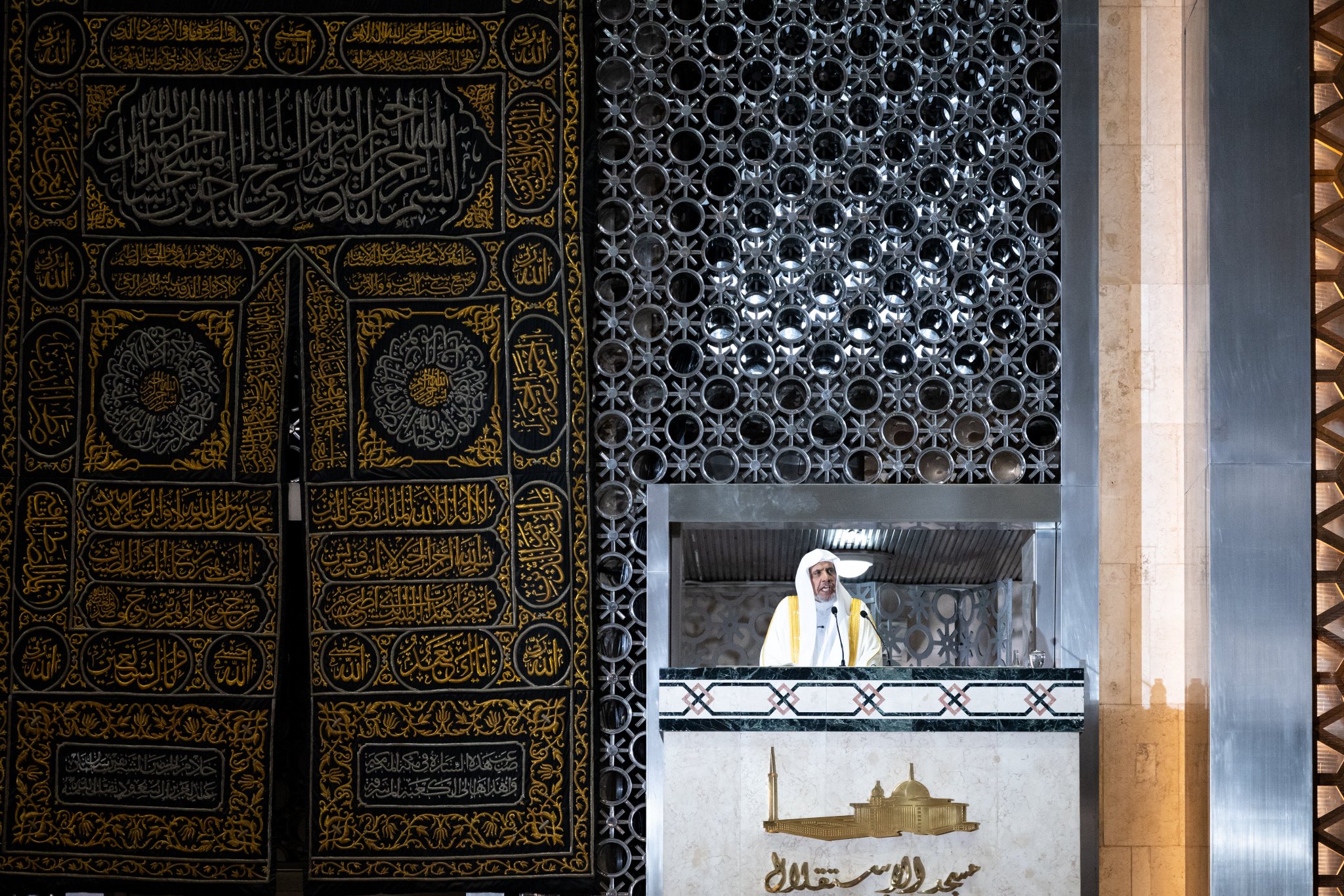 دکتر العیسی خطبهٔ نماز جمعه را ایراد کرد و نمازگزاران را در مسجد استقلالِ جاکارتا امامت نمود