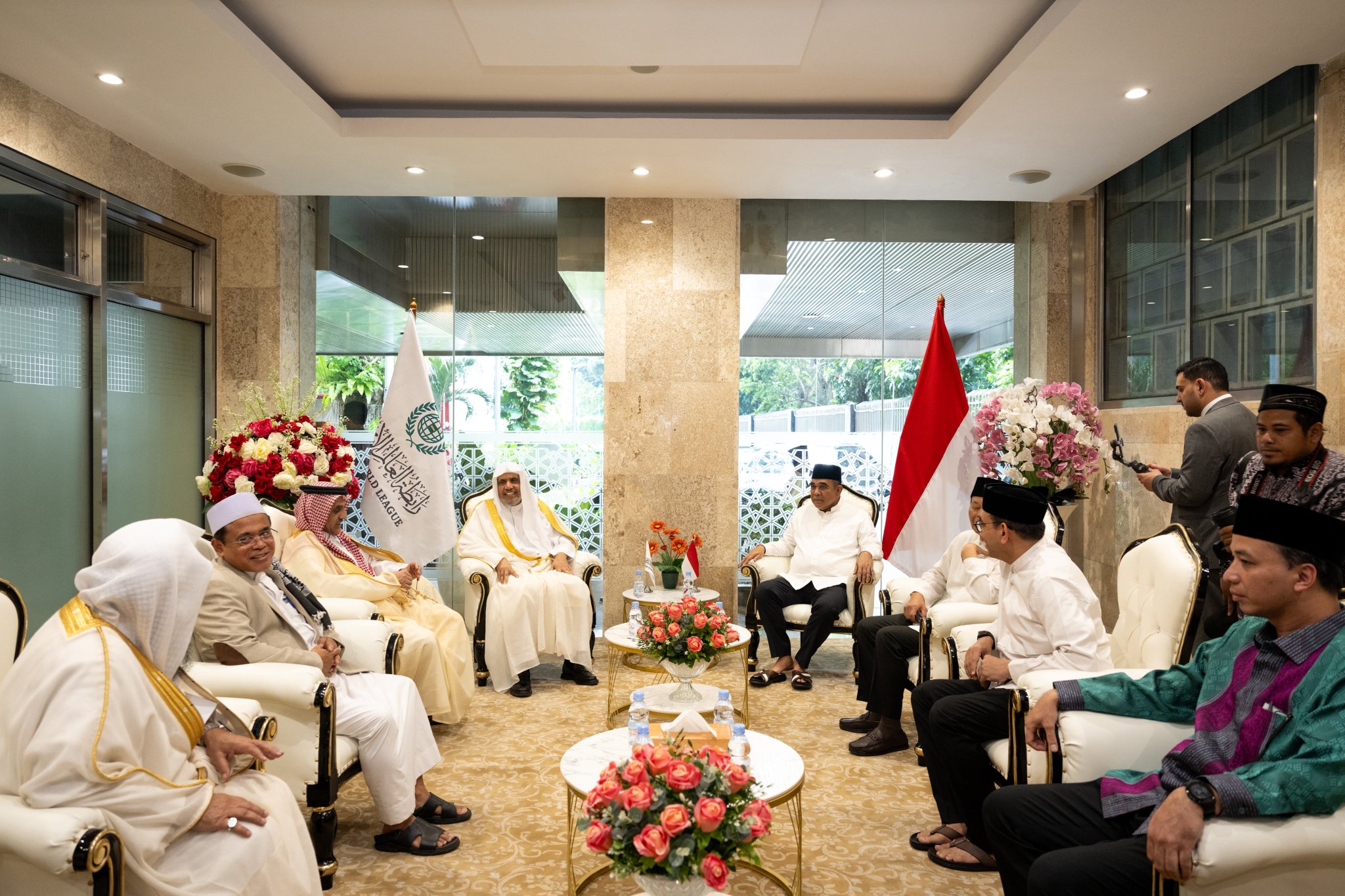 H.E. Sheikh Dr. Mohammed Al-issa, Secretary-General, met in the reception hall of Istiqlal Mosque with H.E. the Speaker of Indonesian People's Consultative Assembly