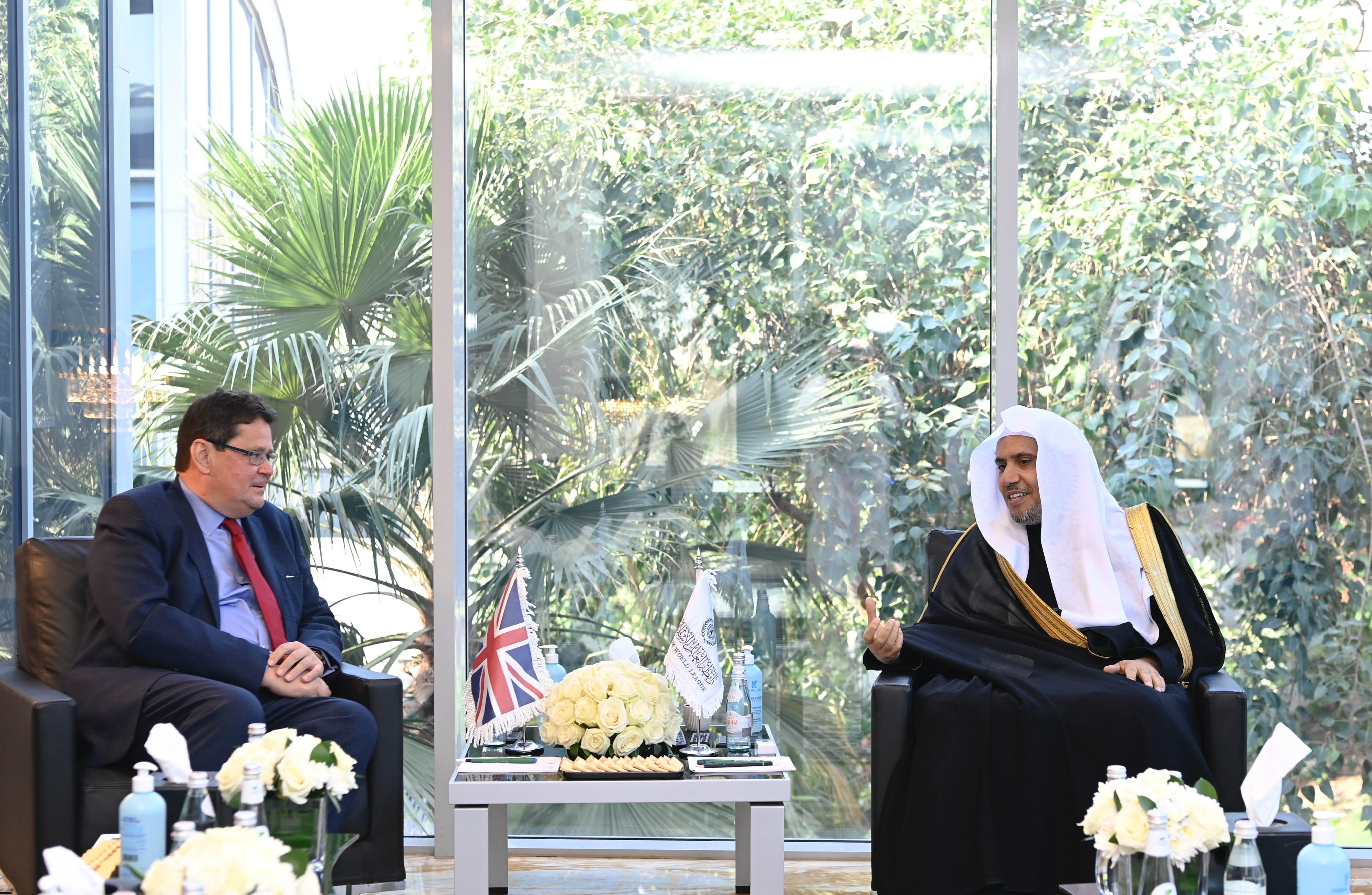 Cheikh Mohammad Alissa a rencontré l’Ambassadeur du Royaume-Uni auprès du Royaume d’Arabie saoudite, M. Neil Crompton afin de traiter d’un certain nombre de questions d’intérêt commun.