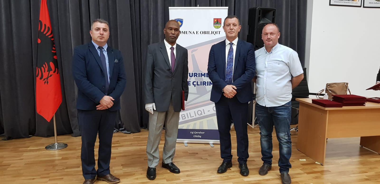 كوسوو  کے ضلع کاسٹریوٹ کے سربراہ رابطہ عالم اسلامی کو کرونا کی روک تھام کے لئے اس کی کوششوں کے اعتراف میں اعزاز  دے رہے ہیں