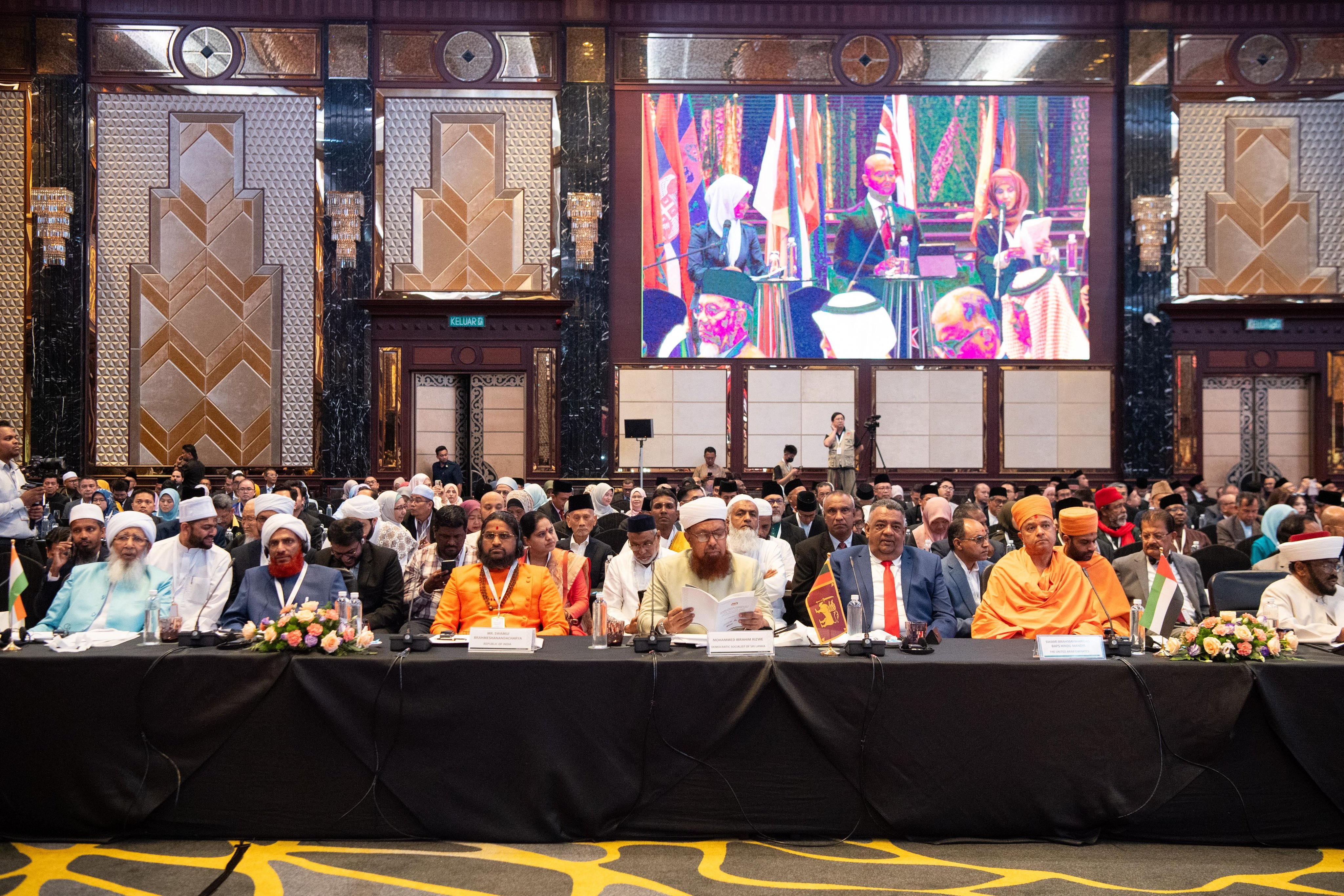 "المؤتمر الدولي للقادة الدينيين"؛ يحمل المؤتمرُ شعارَ "تعزيز الوئام بين أتباع الأديان"؛ وسيناقِش محاورَ عِدّة، تتعلَّق بالتسامُح والوسطيَّة والتعليم وبناء الجسور والمُشتركات الجامعة.