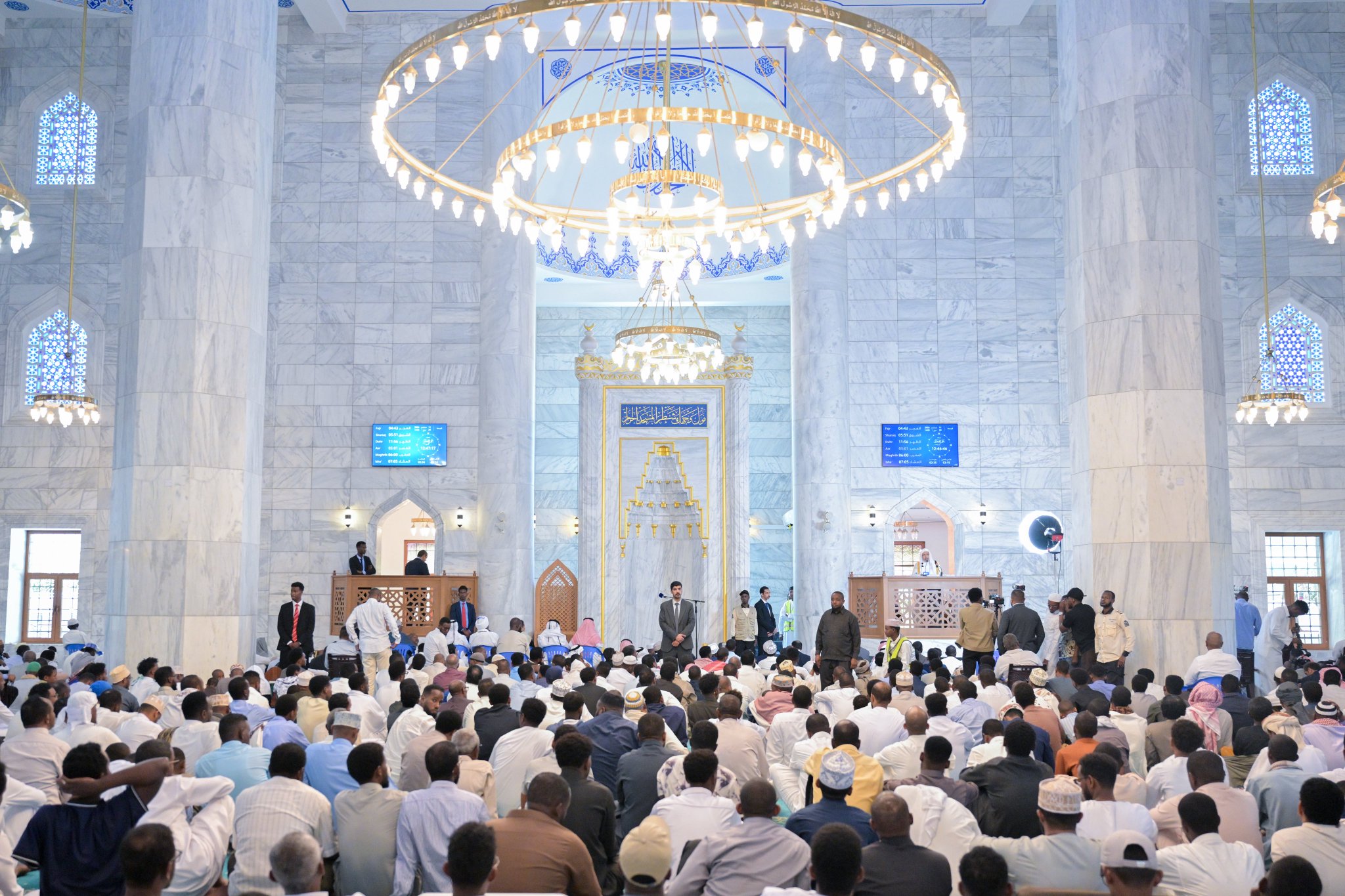 ‏معالي الشّيخ د. مُحمّد بن عبدالكَريم العيسى‬⁩ ، الأمينُ العام لرابطة العَالم الإسلاميّ رئيسُ هيئةِ عُلماء المسلمين، يخطُبُ على منبر الجَامع الكبير في العاصمة الصُّوماليّة "مقديشو".