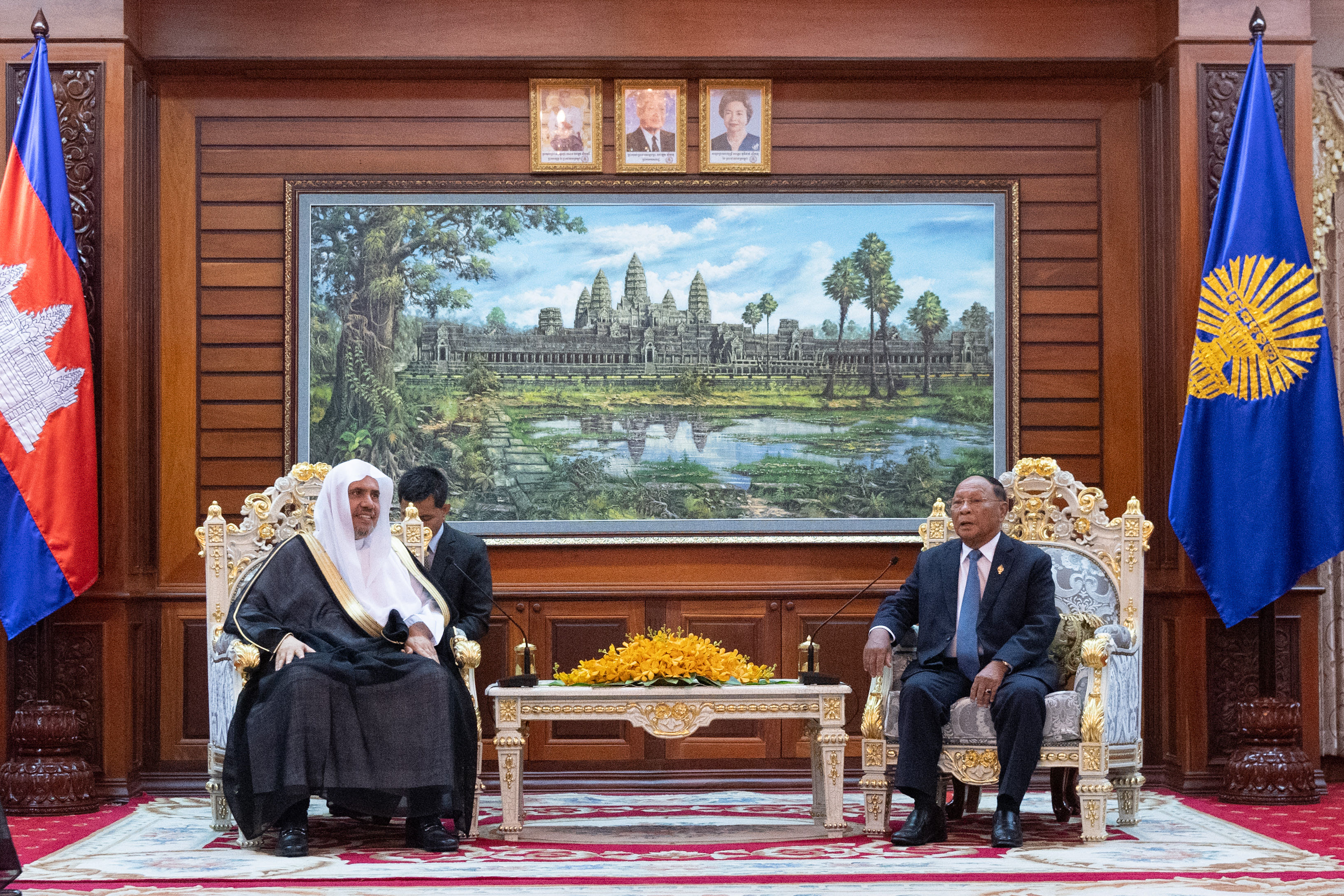 Le Parlement cambodgien a reçu Mohammad Alissa qui a été félicité par son président Mr Rin pour ses efforts dans la promotion de l’harmonie à travers le monde ; il lui a également confirmé que la composante islamique est une composante cambodgienne à part entière