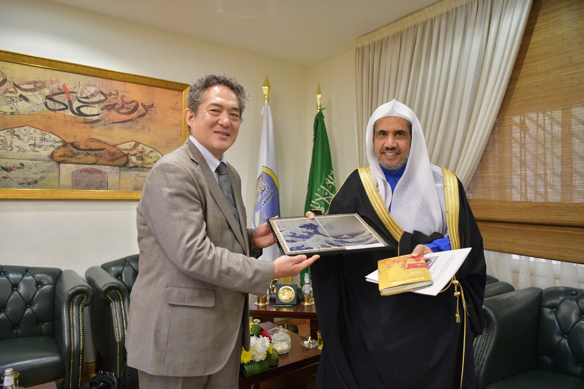 معالي أمين عام ⁧رابطة العالم الإسلامي⁩ الشيخ د. ⁧محمد العيسى⁩ يستقبل في مكتبه ظهر اليوم وفداً من كبار الأكاديميين اليابانيين المعنيين بالدراسات الشرقية برئاسة البروفيسور هيروشي ناواتا.