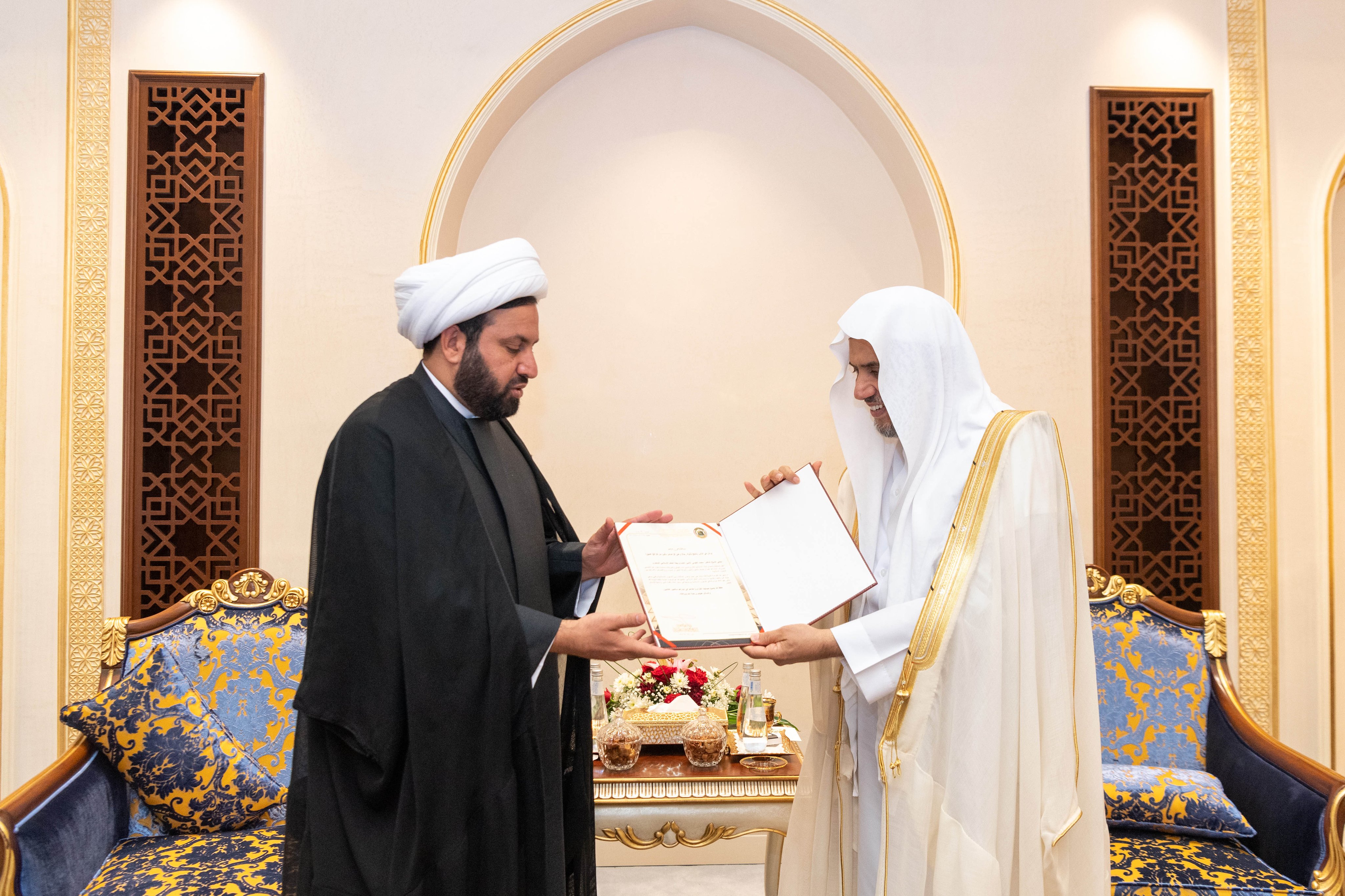 في مقر الرابطة بمكة المكرمة؛ التقى معالي الشيخ د. محمد العيسى‬⁩ بمعالي وزير الحج العراقي، الشيخ د.سامي عمران موسى المسعودي