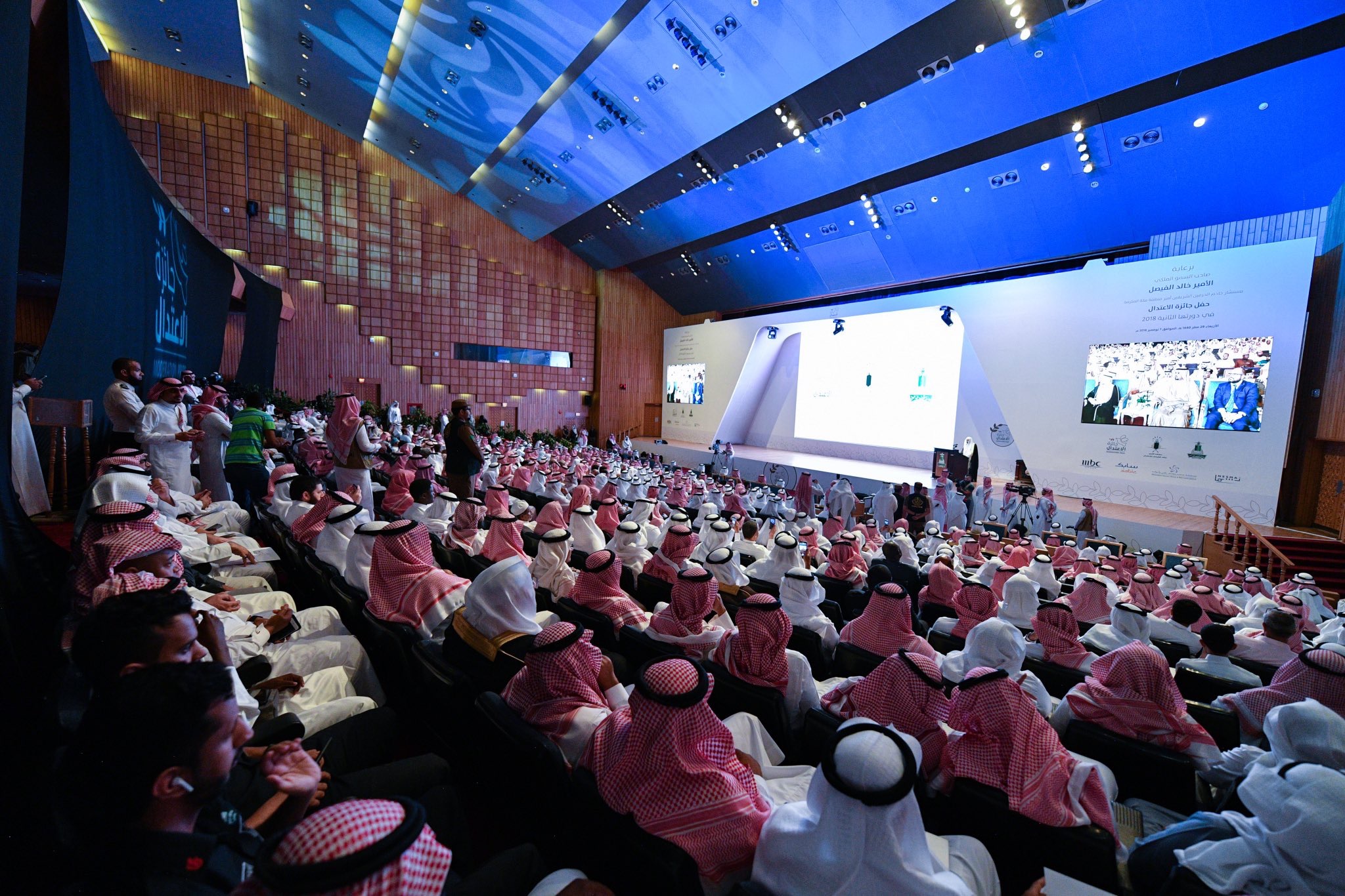 مستشار ⁧خادم الحرمين الشريفين⁩ أمير منطقة ⁧مكة المكرمة⁩ صاحب السمو الملكي ⁧الأمير خالد الفيصل⁩  يسلم جائزة الاعتدال⁩ لمعالي الشيخ د. ⁧محمد العيسى⁩ تقديراً لجهوده العالمية في نشر الاعتدال بحضور أصحاب السمو والفضيلة والمعالي والسعادة في سياق كبار الشخصيات العلمية والفكرية والدبلوماسية