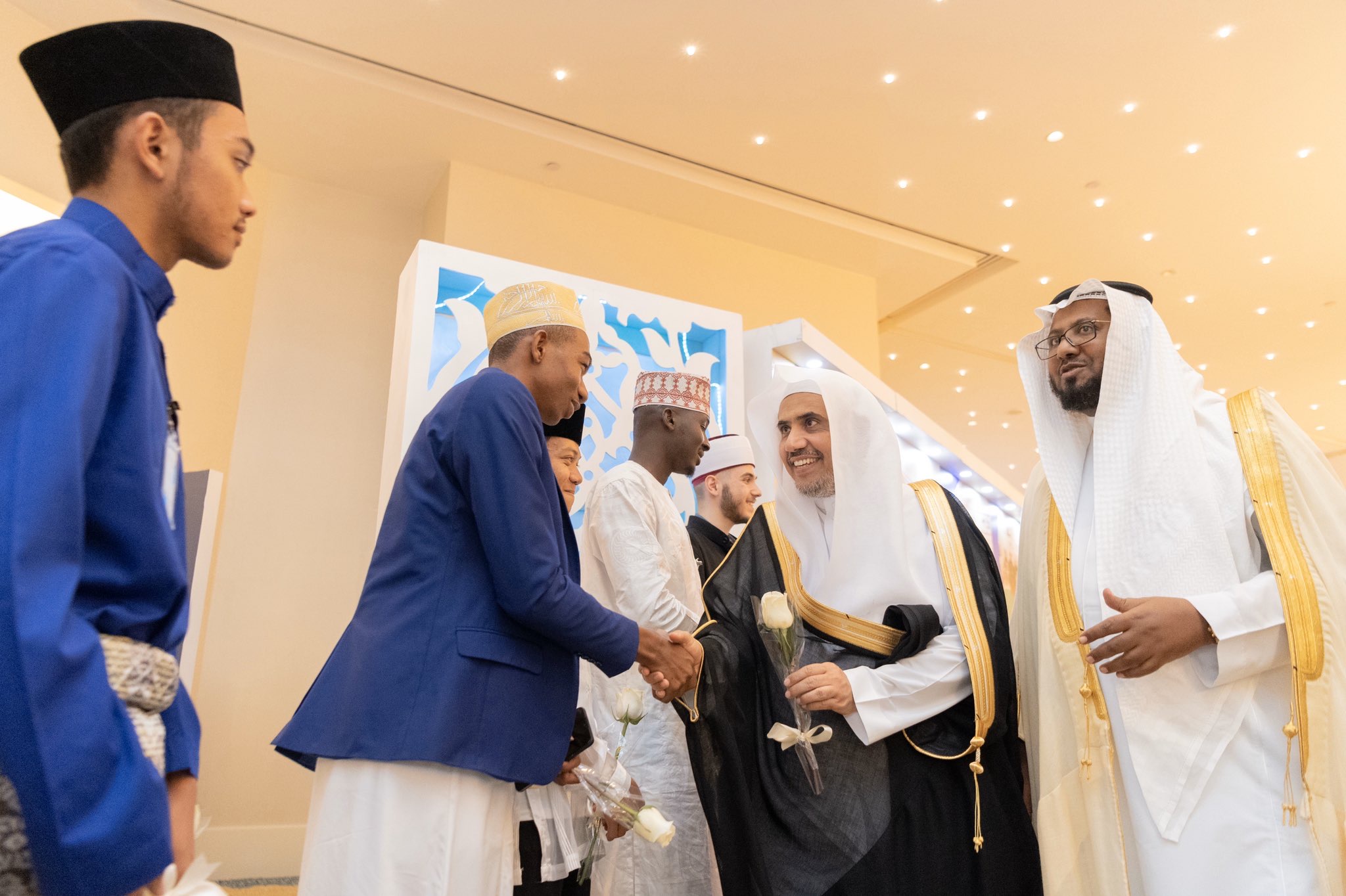 ‏معالي الشيخ د. ⁧‫محمد العيسى‬⁩ في افتتاح ندوة "خدمة الوحيين": (نتعبد الله تعالى بخدمة الكتاب والسنة، وسبيلنا لذلك التَّعَلُّم والتعليم والعمل والبذل مع الاجتهاد والمُتابعة والتقويم)