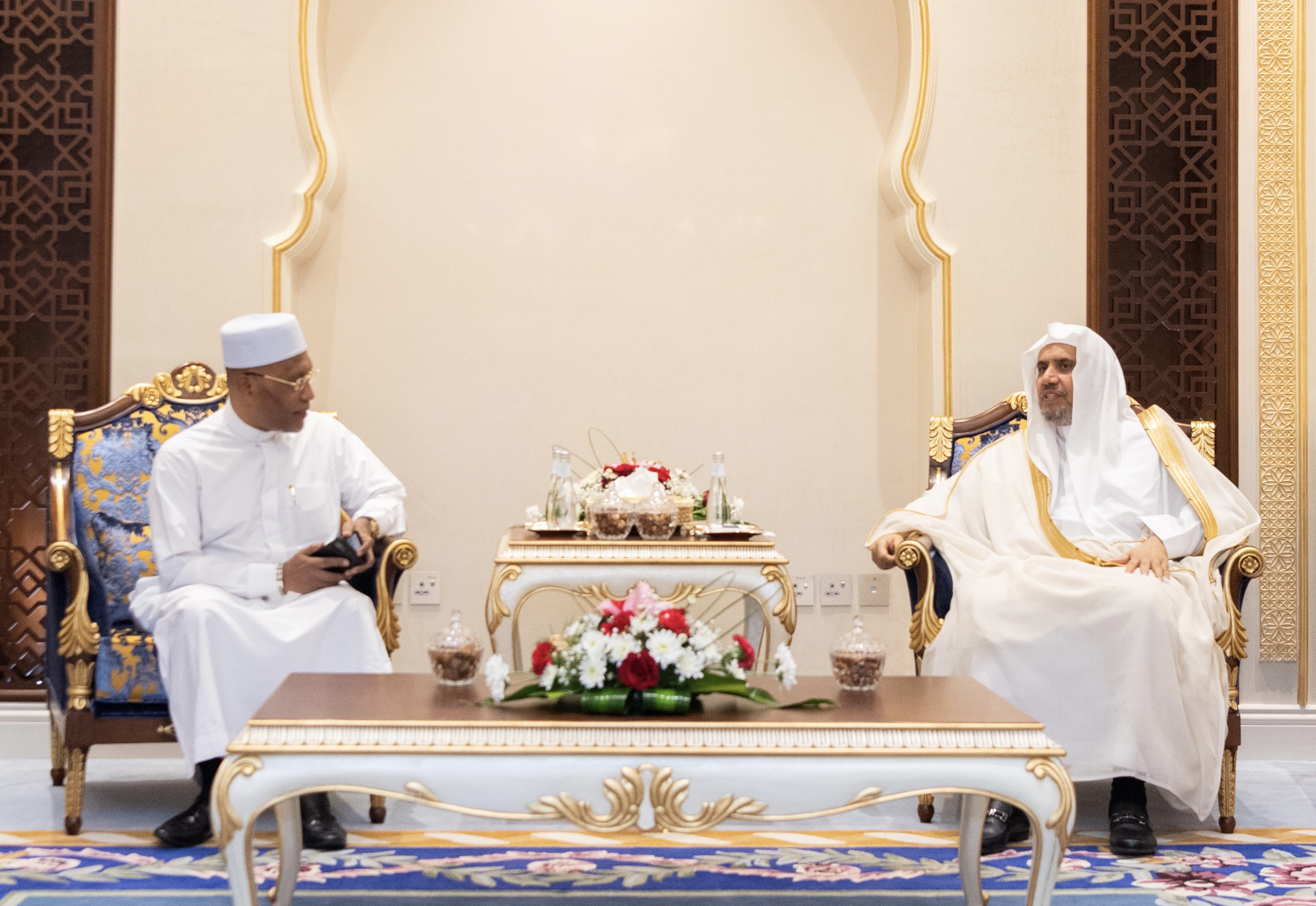 ڈاکٹر محمد العيسى نے  مکہ مکرمہ میں رابطہ کے مرکزی دفتر میں وزیر مذہبی امور،ملائیشیا ڈاکٹر ادریس بن احمد کا استقبال کیا۔ ملاقات میں متعدد اسلامی امور پرتبادلۂ خیال ہوا۔وزیرموصوف نے شریعت کی جامعیت کا تذکرہ کیا جو ڈاکٹر العیسی کے امسال خطبۂ حج میں ابھر کر سامنے آئے۔   