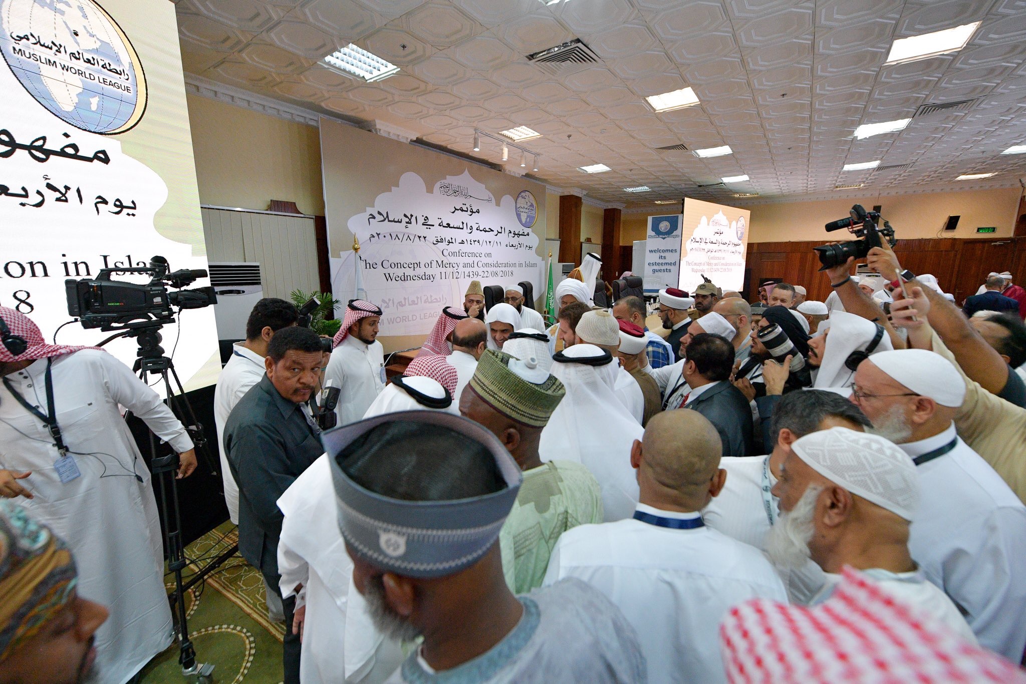 ‏معالي الأمين العام لرابطة العالم الإسلامي الشيخ الدكتور ‫محمد العيسى‬ متداخلاً بمؤتمر الرابطة بمنى بمكة المكرمة : (السعةُ أصل ثابت وقيمة عليا في الإسلام، قيَّدها البعض بالضرورةٍ أو الحاجة، حتى احتاط للحرام دون الحلال، فكان التضييق والعَنَتْ)
