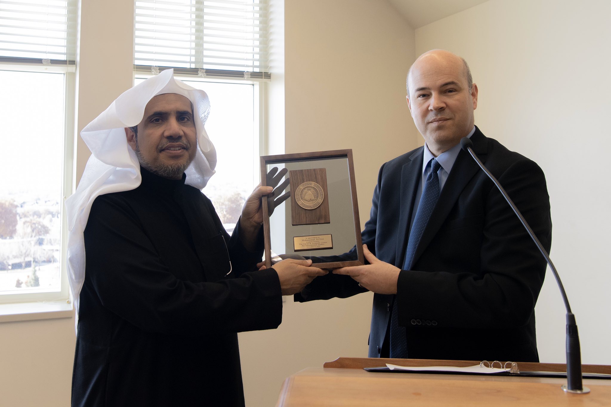 Rektorat Universitas Negeri Utah, Amerika Serikat, mengundang Yang Mulia Syekh Dr. Mohammed Al-Issa untuk menyampaikan kuliah umum. Pada akhir pertemuan, beliau dianugerahi plakat universitas yang mencantumkan nama beliau