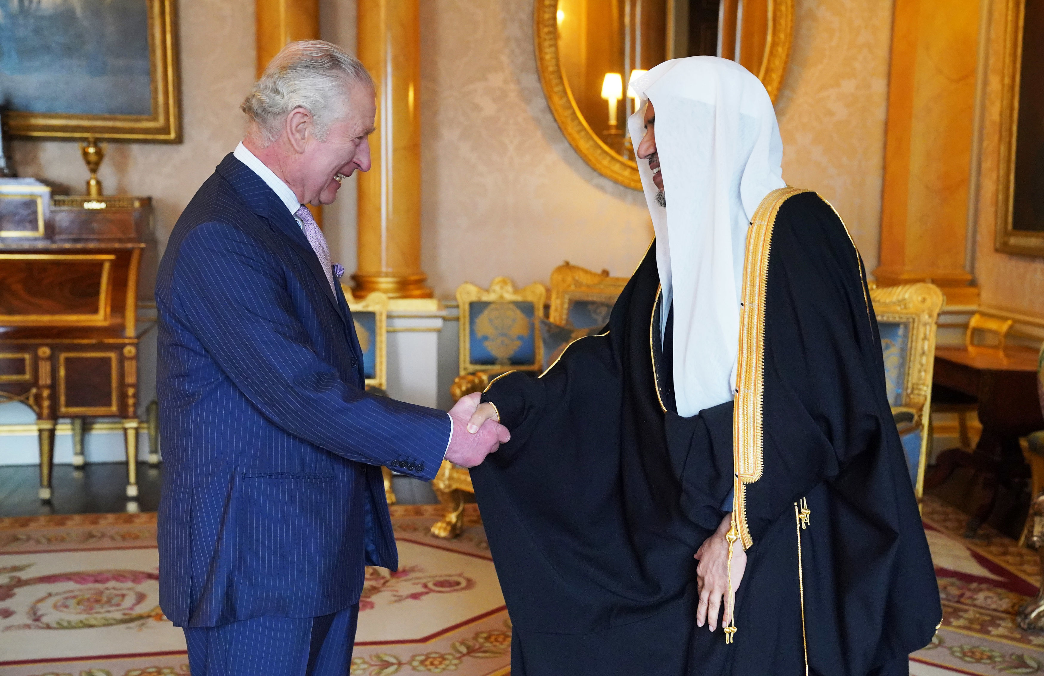 Lors du premier accueil officiel d'une personnalité musulmane au palais de Buckingham dans la capitale britannique : Le Roi Charles III reçoit le Secrétaire général de la Ligue islamique mondiale cheikh Mohammad ben AbdelKarim Alissa.
