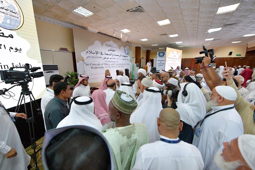 مؤتمر ⁧‫رابطة العالم الإسلامي‬⁩ المنعقد بمنى في ⁧‫مكة المكرمة‬⁩ يُصدر مقرراتِ بيانِهِ الختامي متضمنةً التوصية بإقرار مادة: "القيم الإسلامية" و"المشتركات الإنسانية"، كمتطلب أكاديمي لجميع التخصصات في الجامعات العربية والإسلامية