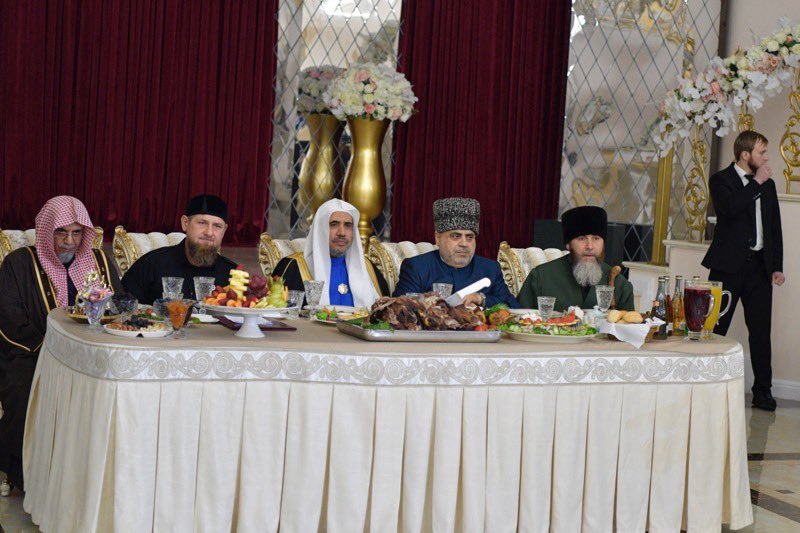 رابطہ عالم اسلامی کی ماسکو میں کانفرنس اور گروزنی میں اس کےاختتامی تقریب کی تصویری جھلکیاں۔پہلی تصویر میں چیچینیا کے صدر محترم رمضان قادیروف اپنے مہمانوں کی ضیافت کرتے ہوئے نظر آرہے ہیں۔