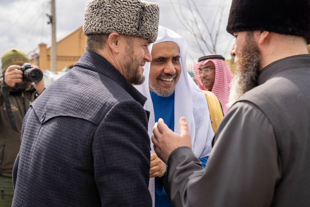 رابطہ عالم اسلامی کی ماسکو میں کانفرنس اور گروزنی میں اس کےاختتامی تقریب کی تصویری جھلکیاں۔پہلی تصویر میں چیچینیا کے صدر محترم رمضان قادیروف اپنے مہمانوں کی ضیافت کرتے ہوئے نظر آرہے ہیں۔