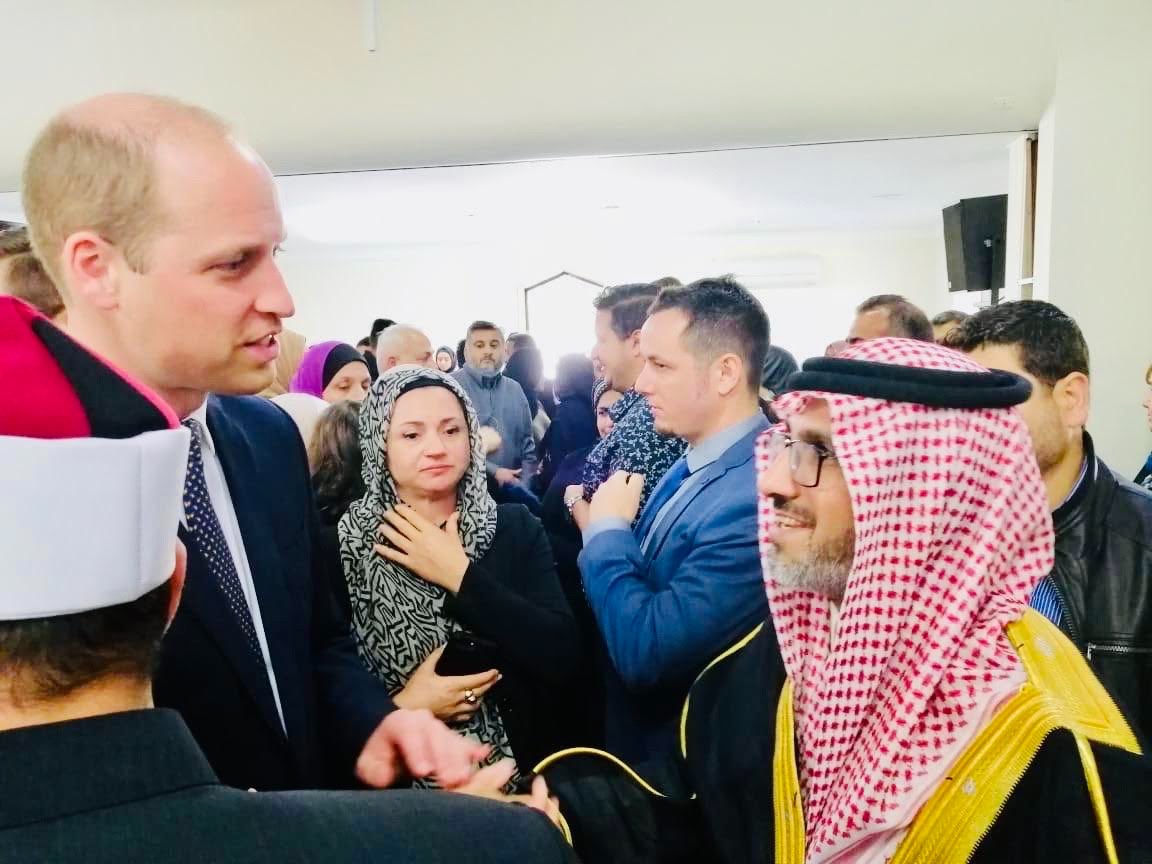 D. Al-Ayban, directeur de la LIM en Nouvelle-Zélande reçoit le Prince William lors de sa visite des mosquées Nour Lenwood avec la Première ministre