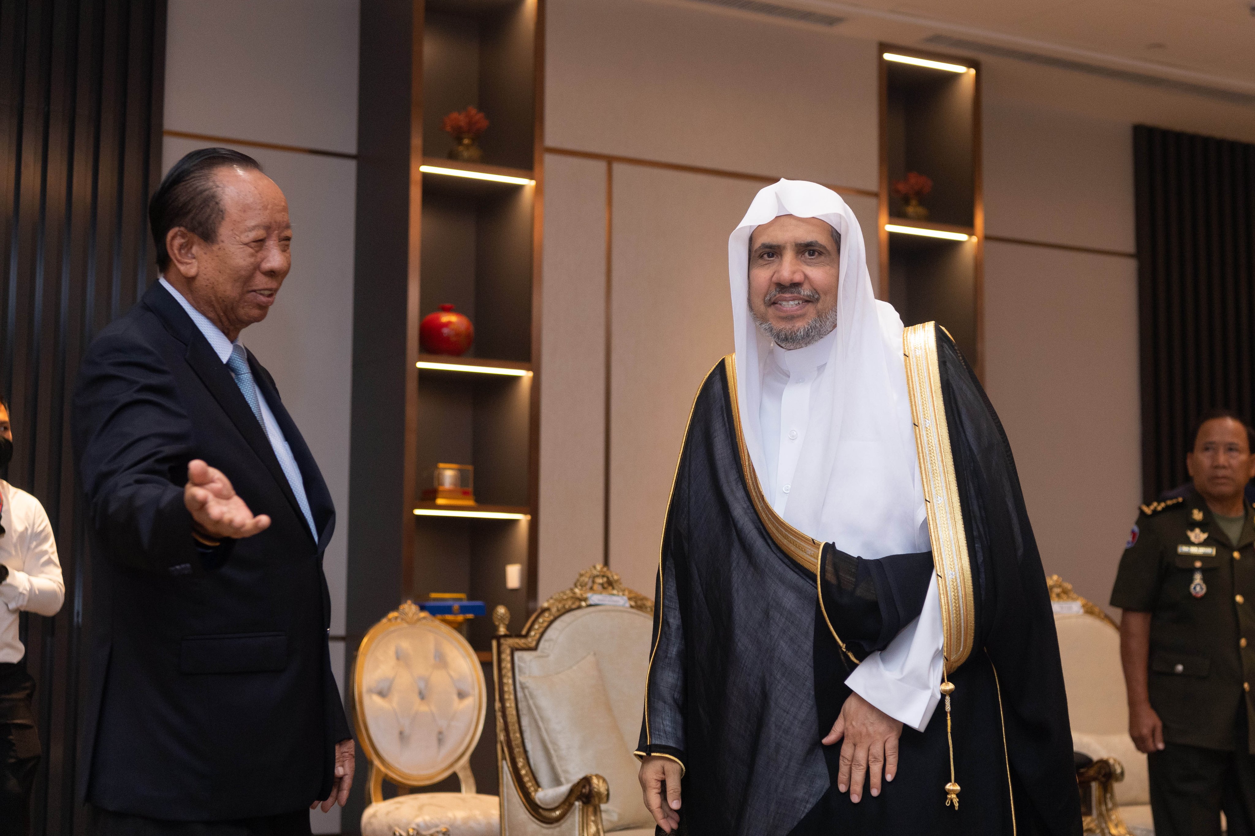 کمبوڈیا کے رہنماؤں سے باضابطہ ملاقات کے سلسلے میں: عزت مآب شیخ ڈاکٹر محمد العیسی نے دار الحکومت پنوم پن میں نائب وزیر اعظم اور وزیر دفاع جناب ٹی بان سے ملاقات کی۔