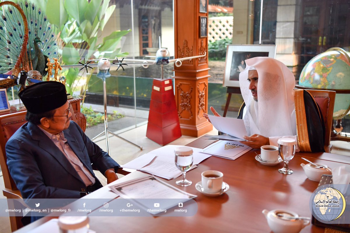 معالي الأمين العام ملتقياً فخامة الرئيس الإندونيسي الأسبق الدكتور بحر الدين يوسف حبيبي، حيث احتفى فخامته بمعاليه في منزله الخاص بجاكرتا.