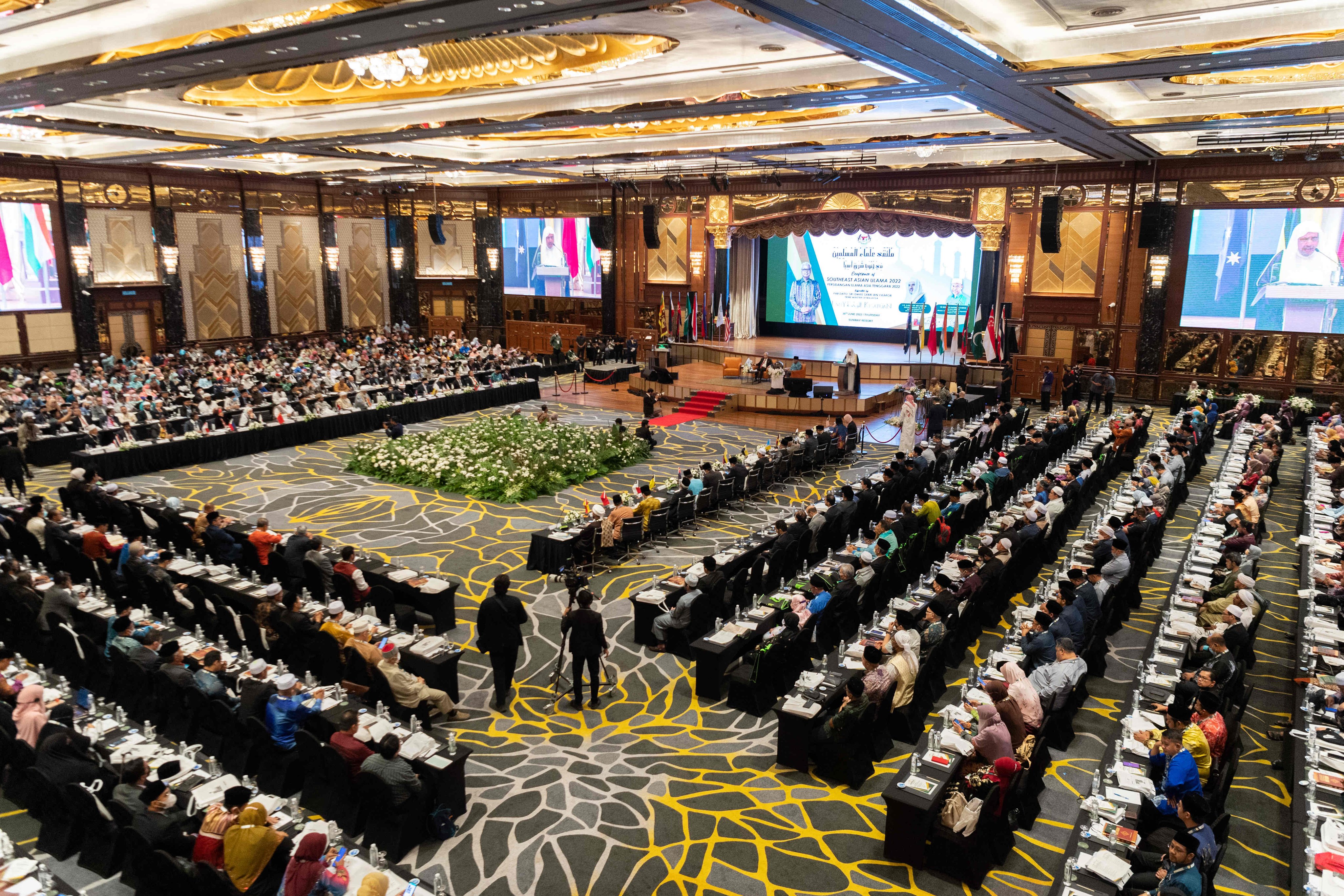 En présence du Premier ministre malaisien les savants et les muftis d’Asie du Sud Est se réunissent à KualaLumpur sur invitation et présence de  Mohammad Alissa pour un congrès organisé la LIM