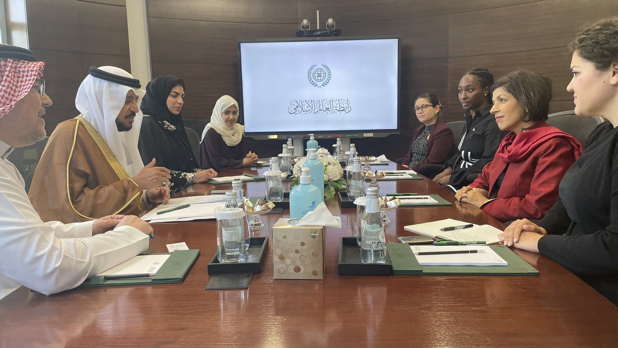 افغانستان میں خواتین اور لڑکیوں کے امور اور انسانی حقوق  کے امریکی خصوصی ایلچی محترمہ رینا امیری نے ریاض میں رابطہ عالم اسلامی کے دفتر کا دورہ کیا