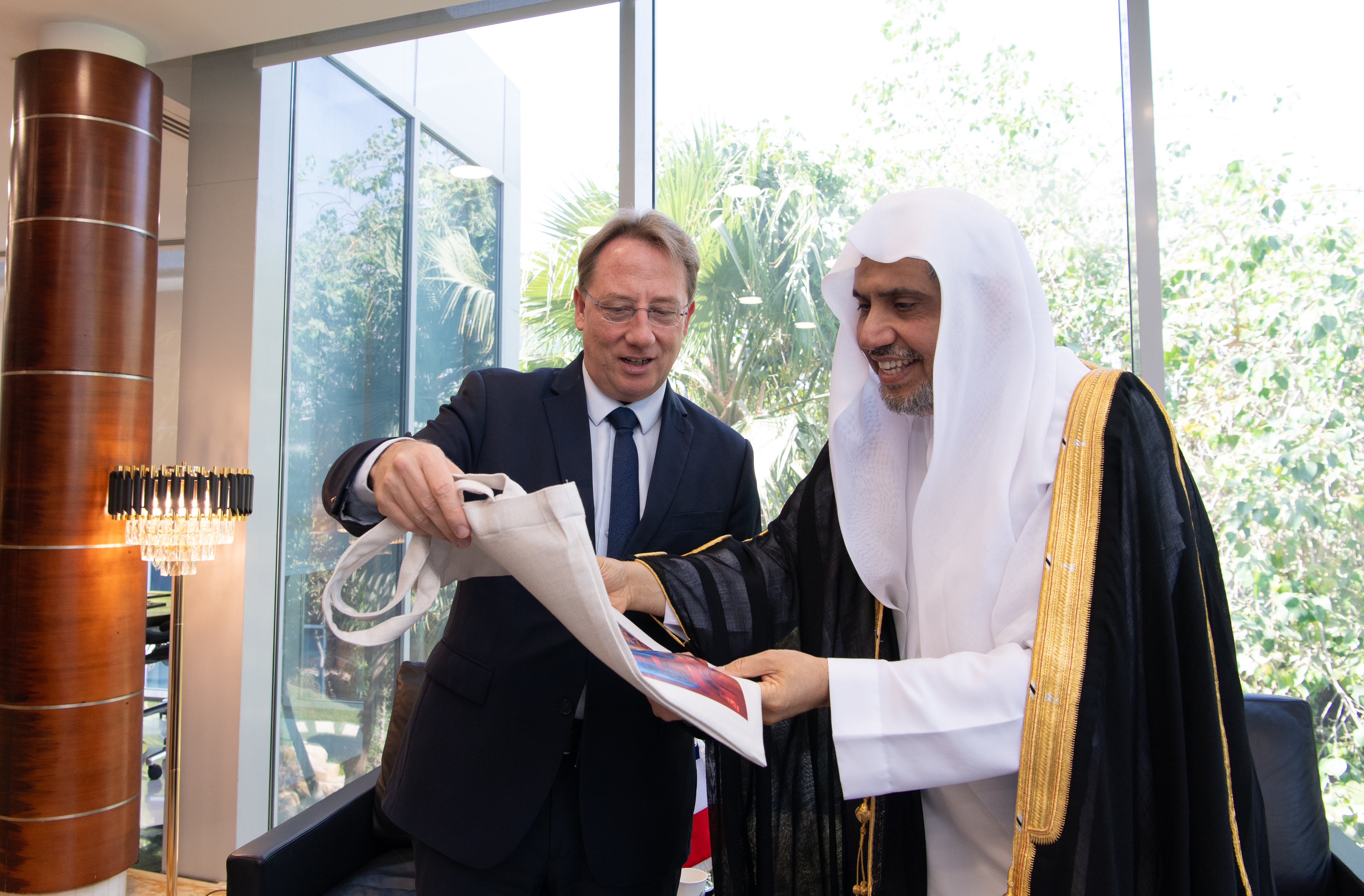جناب دبیر کل، و رئیس انجمن علمای مسلمان، فضيلت شیخ دکتر محمد العيسى  در دفترش در ریاض از جناب سفیر جمهوری فرانسه در مملكت عربستان سعودی جناب آقای لودویک پوئیل استقبال نمود.