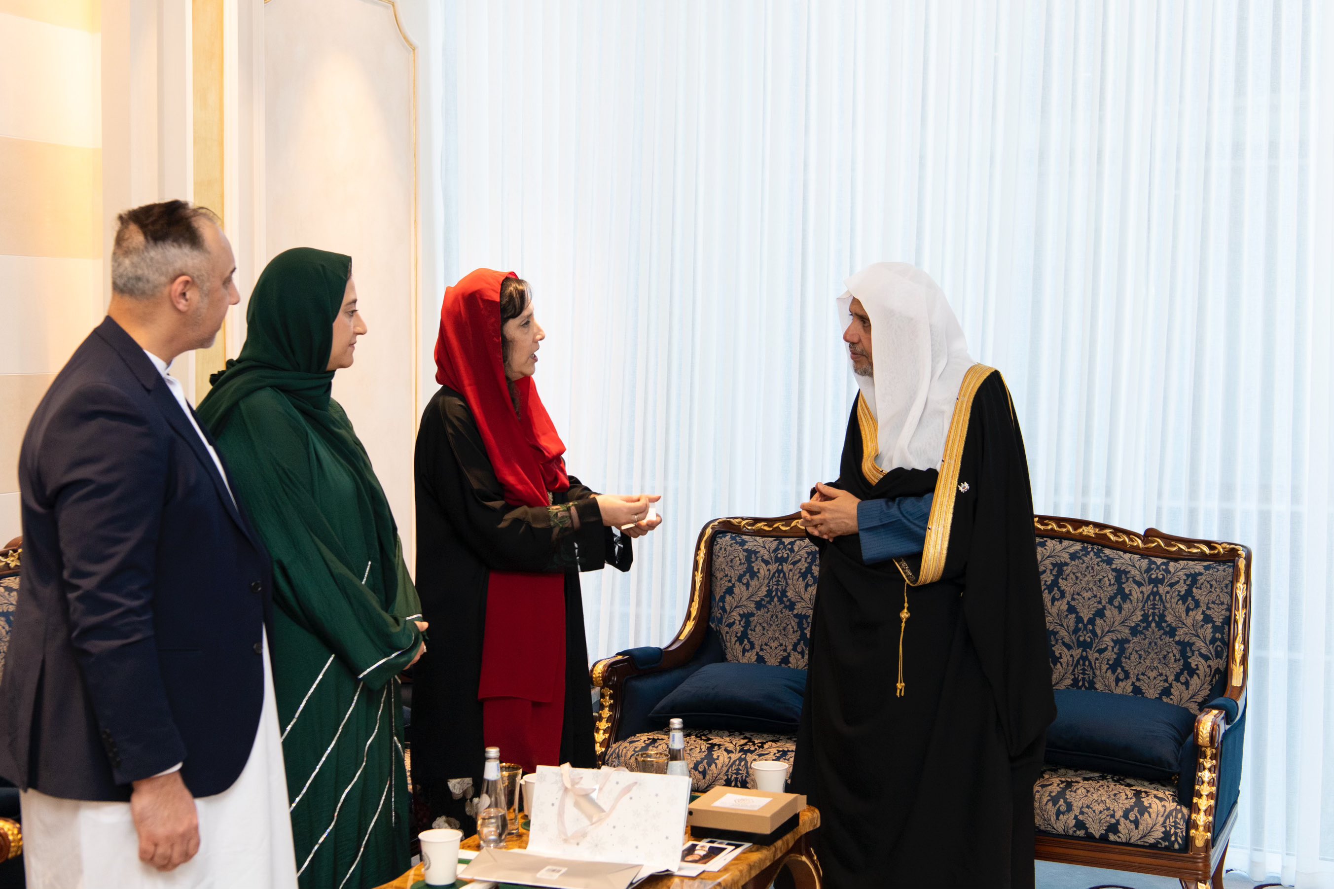 ‏استقبل معالي الأمين العام، رئيس هيئة علماء المسلمين، فضيلة الشيخ د.⁧‫محمد العيسى‬⁩ ‬⁩ ، في مكتبه ظهر اليوم، معالي عمدة مانشستر بالمملكة المتحدة، السيدة ياسمين دار، والوفد المرافق لها