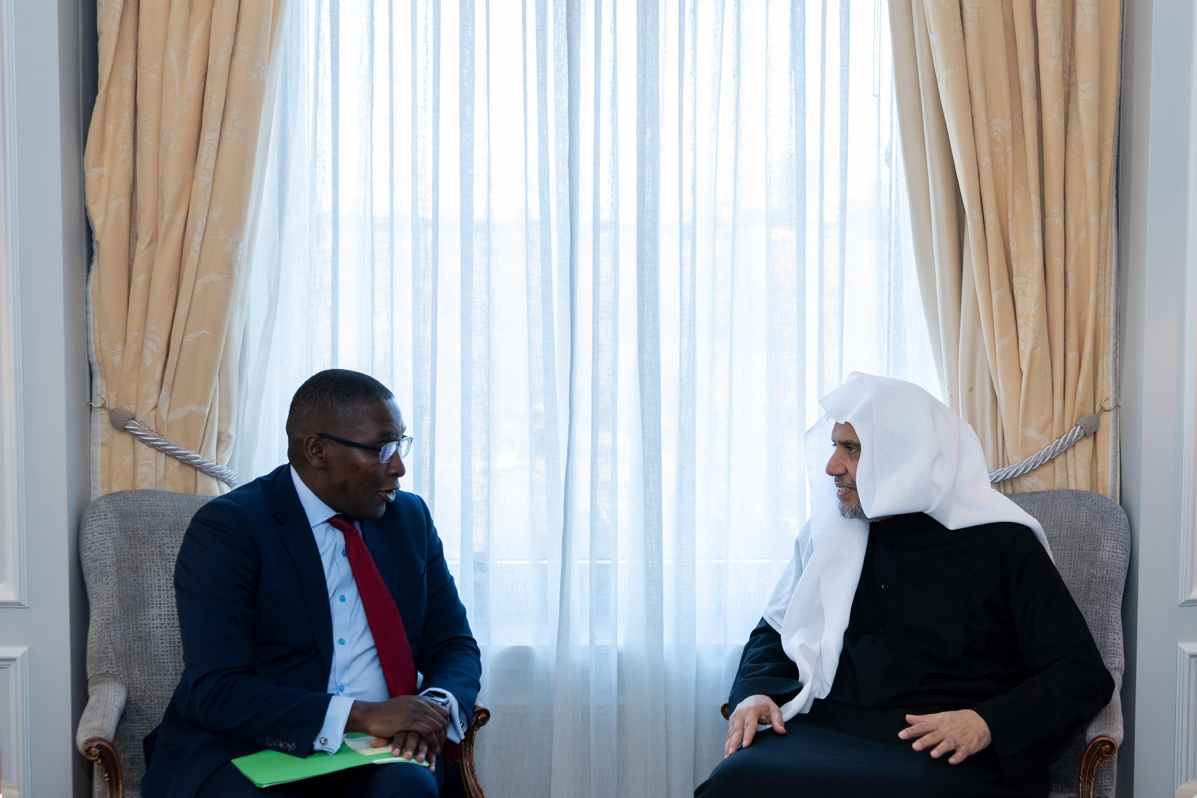 Yang Mulia Sekretaris Jenderal LMD, Ketua Asosiasi Ulama Muslim, Syekh Dr.  Mohammed Al-issa  , menerima di kediamannya di New York, Asisten dan Penasihat Khusus Sekretaris Jenderal Perserikatan Bangsa-Bangsa untuk Aksi Iklim, Yang Mulia Tuan Selwin Hart