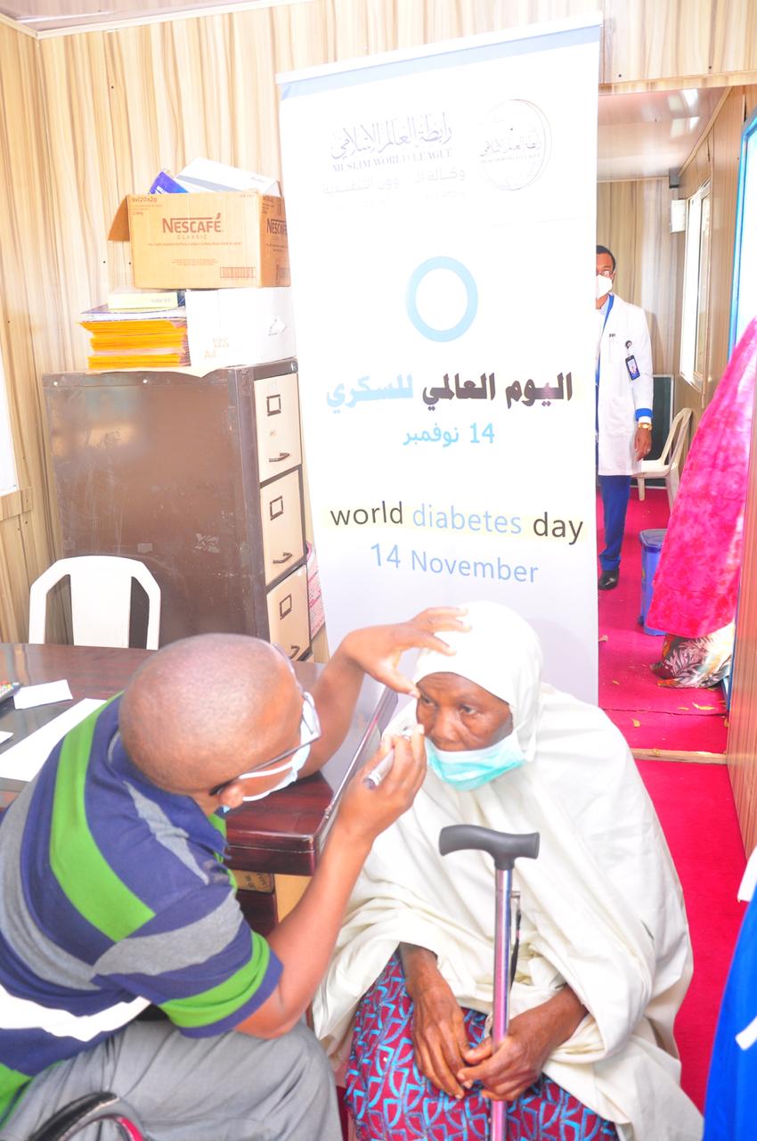 La Ligue Islamique Mondiale a organisé des examens de santé gratuits et des formations pour le personnel médical dans  différents hôpitaux.