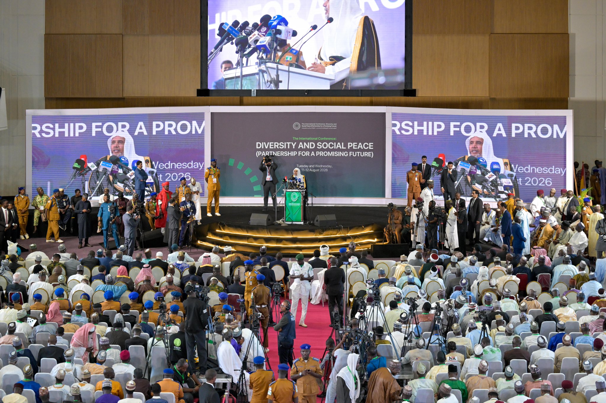 Foto-foto dari Konferensi Internasional yang diselenggarakan—pada malam ini—di ibu kota Nigeria, "Abuja", di bawah naungan Yang Mulia Presiden, serta partisipasi Yang Mulia Syekh Dr. Mohammed Al-Issa