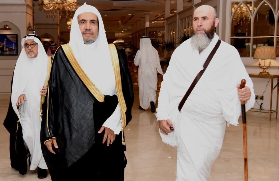 Le SG de la Ligue, Cheikh D. Abdel Karim Al-Issa recevant à l’aéroport du Roi Abdelaziz  de Djeddah le Mufti de la république de Tchétchènie, Cheikh Salah Mezhiev.