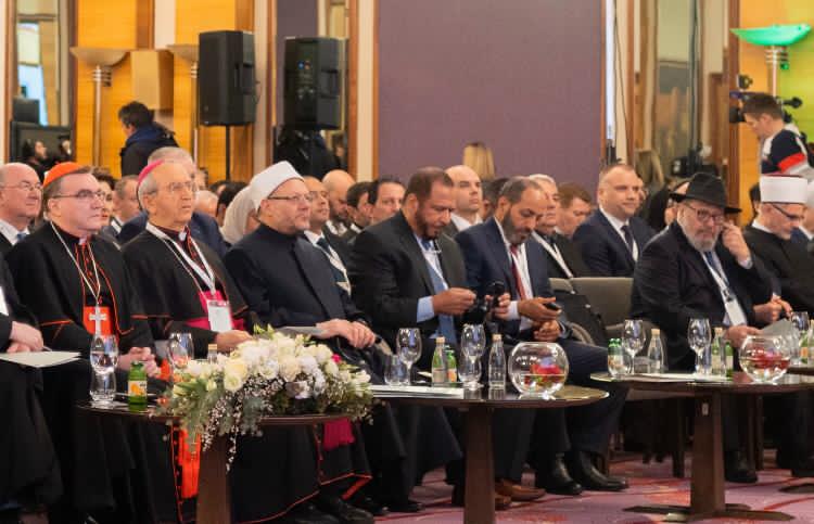 La LIM s’investit fortement dans l’ouverture aux autres et la cohésion entre les peuples du monde entier.  Elle lance de nombreux programmes et initiatives à travers le monde pour rassembler dans un esprit de dialogue et de compréhension.
