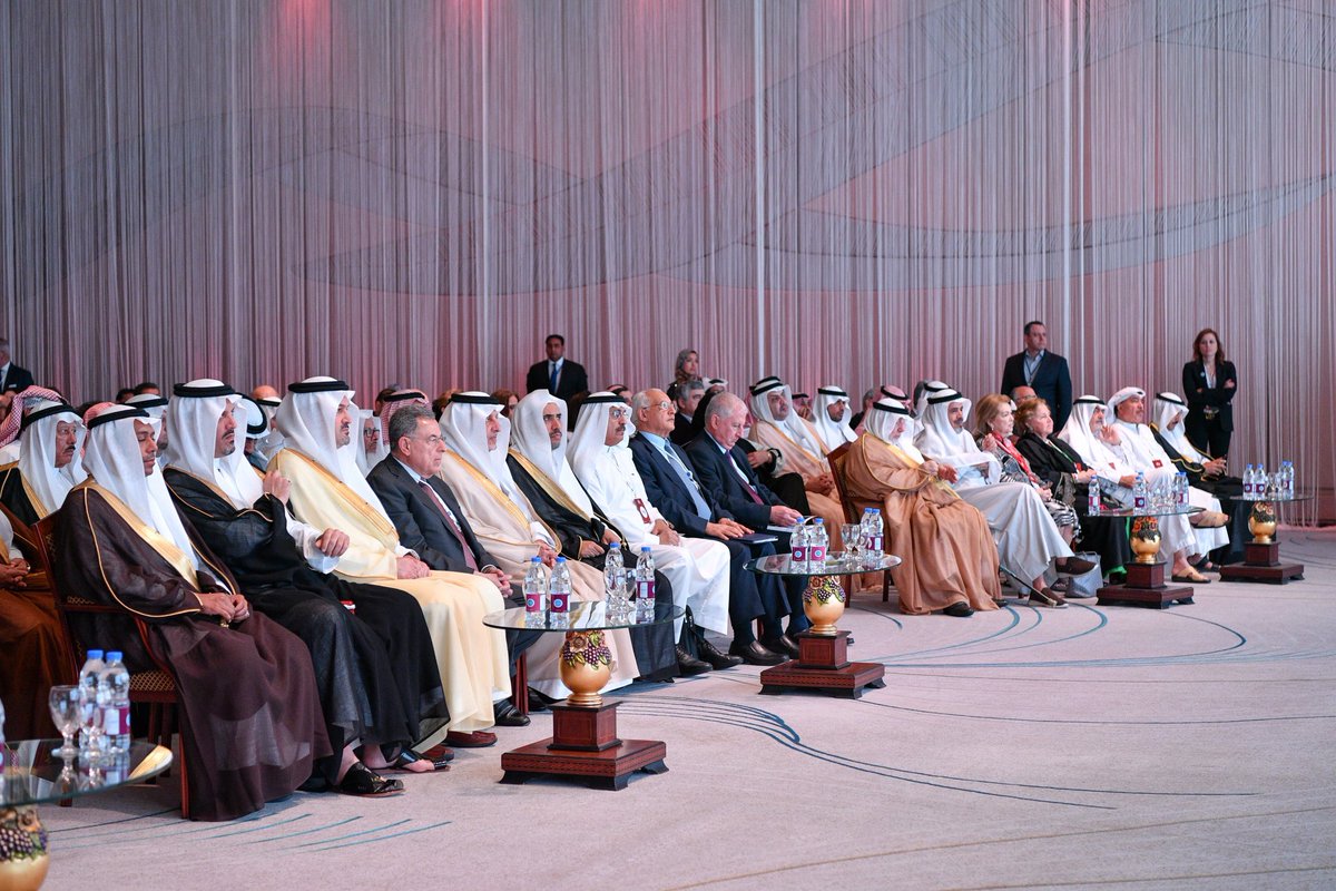 برئاسة سمو الأمير خالد الفيصل .. معالي الأمين العام لرابطة العالم الإسلامي متحدثاً في "الجلسة الختامية" لمؤتمر مؤسسة الفكر العربي‬ المنعقد في دبي‬ : (الإبداع الشامل والمتجدد مسؤولية تضامنية، تُحَفِّزه، وتدعمه، وتحرسه مؤسسات الدولة المستنيرة، وتُقَوِّمه معايير النزاهة والشفافية).