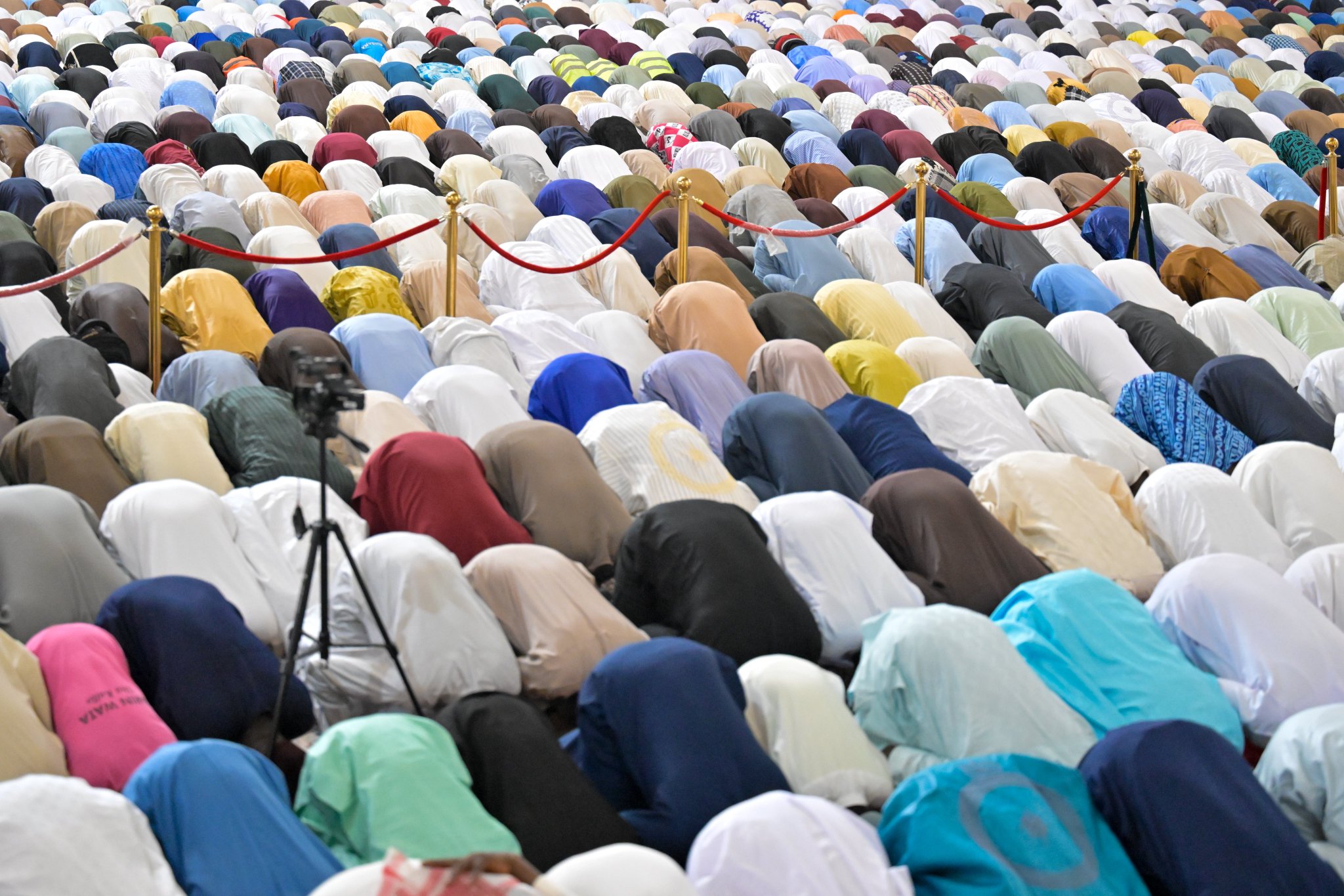 Hari ini, dari mimbar Masjid Nasional di ibu kota Nigeria, "Abuja":  Yang Mulia Syekh Dr. Mohammed Al-Issa  , menyampaikan khotbah Jumat dan mengimami para jemaah, dengan berfokus dalam khotbahnya pada petunjuk Al-Qur'an Al-Karim menuju jalan yang paling