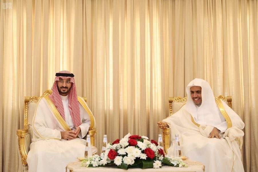 Le Prince Abdallah bin Bandar bin Abdelaziz, adjoint du gouverneur de la Mecque visitant le SG de la LIM, membre du comité des grands savants, Cheikh Abdelkarim Al-Issa dans sa demeure