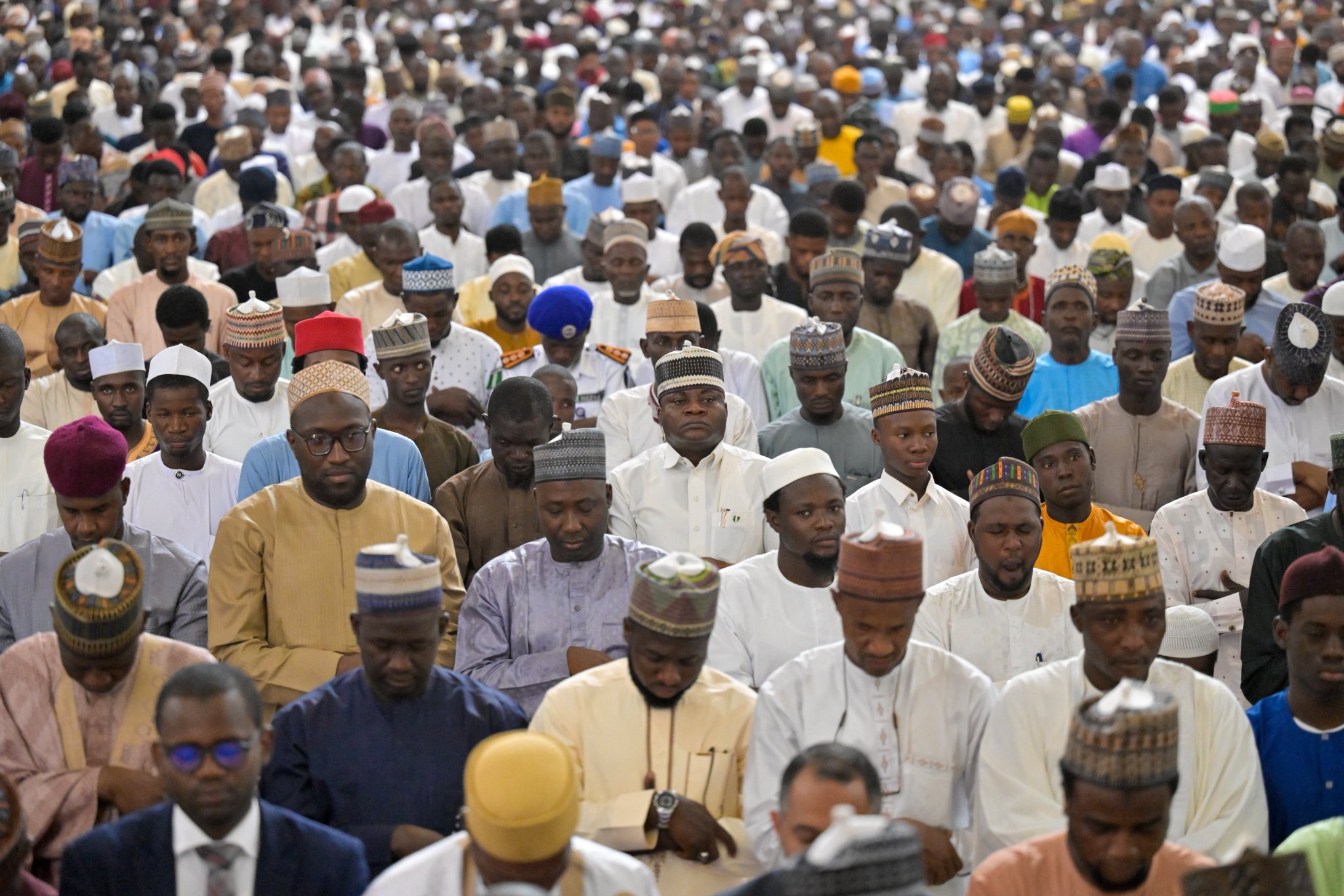 Hari ini, dari mimbar Masjid Nasional di ibu kota Nigeria, "Abuja":  Yang Mulia Syekh Dr. Mohammed Al-Issa  , menyampaikan khotbah Jumat dan mengimami para jemaah, dengan berfokus dalam khotbahnya pada petunjuk Al-Qur'an Al-Karim menuju jalan yang paling