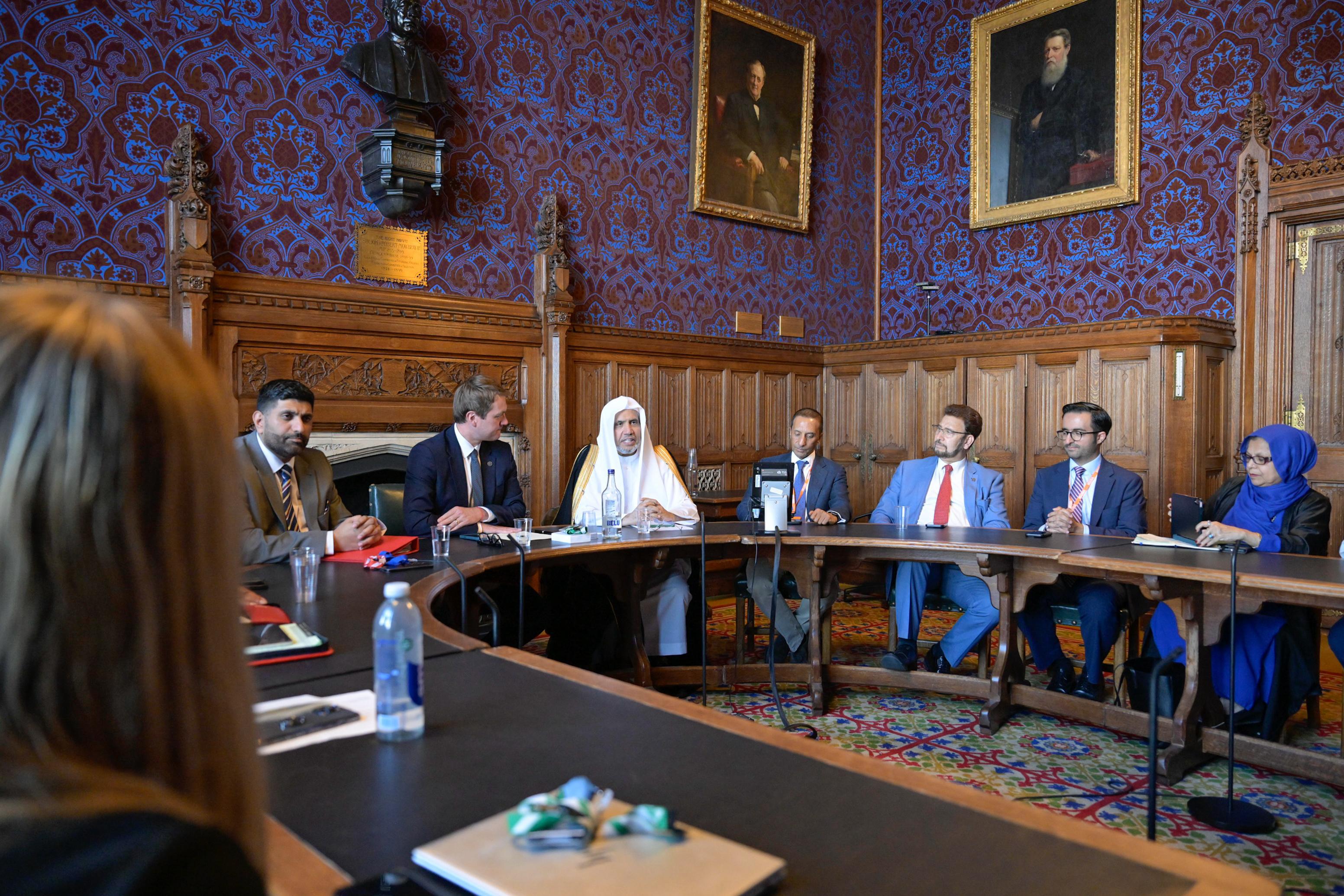 اسلامی دینی قیادت کے ساتھ اپنی نوعیت کی پہلی ملاقات:  برطانوی پارلیمنٹ کے اسپیکر اور اعلیٰ قیادت کا سیکرٹری جنرل رابطہ عالم اسلامی  کا خیر مقدم