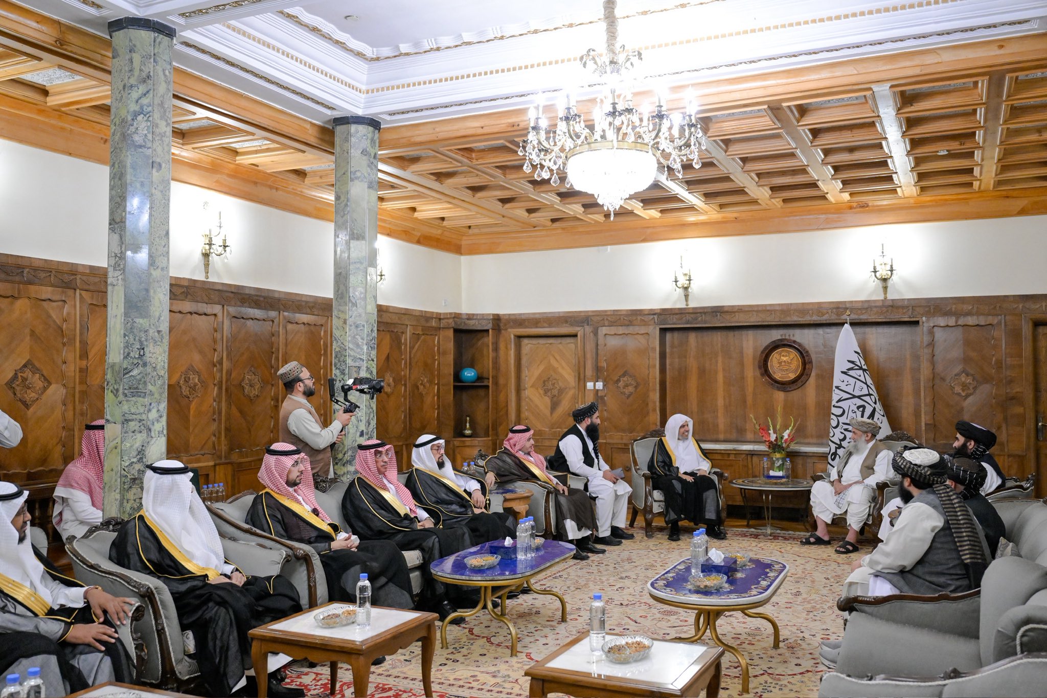 ‏استقبل رئيس الوزراء الأفغاني، المُلّا محمد حسن آخوند، في قصر رئاسة الوزراء بالعاصمة "كابل"، معاليَ الأمين العام، رئيس هيئة علماء المسلمين، فضيلة الشيخ د. ⁧‫محمد العيسى‬⁩ ⁦‪‬⁩، الذي وصَل أمس "كابل" في زيارةٍ رسميّةٍ