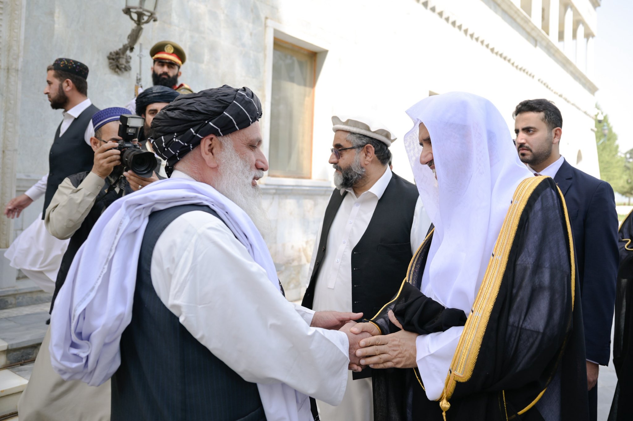 ‏استقبل رئيس الوزراء الأفغاني، المُلّا محمد حسن آخوند، في قصر رئاسة الوزراء بالعاصمة "كابل"، معاليَ الأمين العام، رئيس هيئة علماء المسلمين، فضيلة الشيخ د. ⁧‫محمد العيسى‬⁩ ⁦‪‬⁩، الذي وصَل أمس "كابل" في زيارةٍ رسميّةٍ