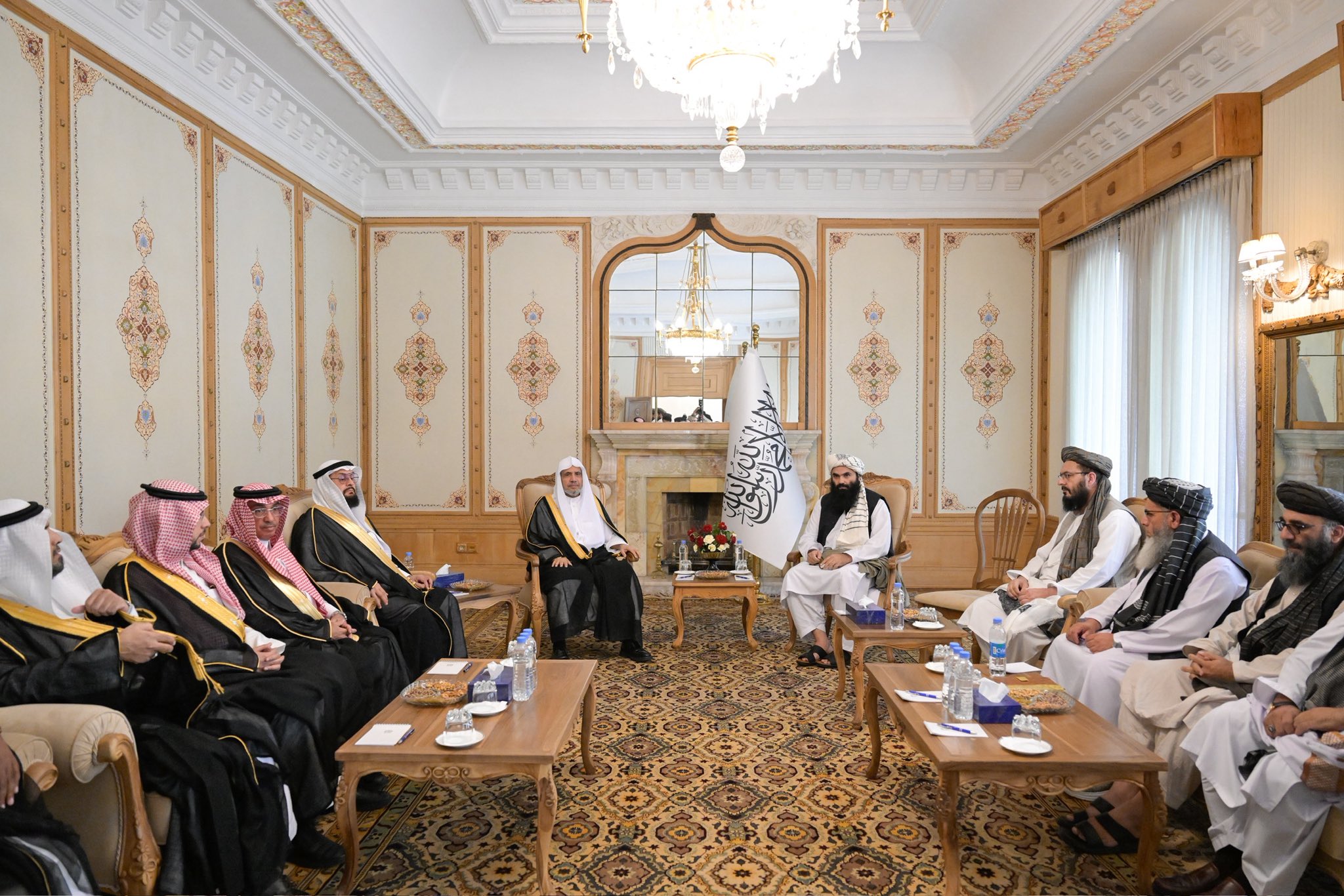‏التقى معالي الأمين العام، رئيس هيئة علماء المسلمين، فضيلة الشيخ د.⁧‫محمد العيسى‬⁩‬⁩ في قصر “شهار شنار”، معاليَ وزير الداخلية الأفغاني، خليفة سراج الدين حقّاني