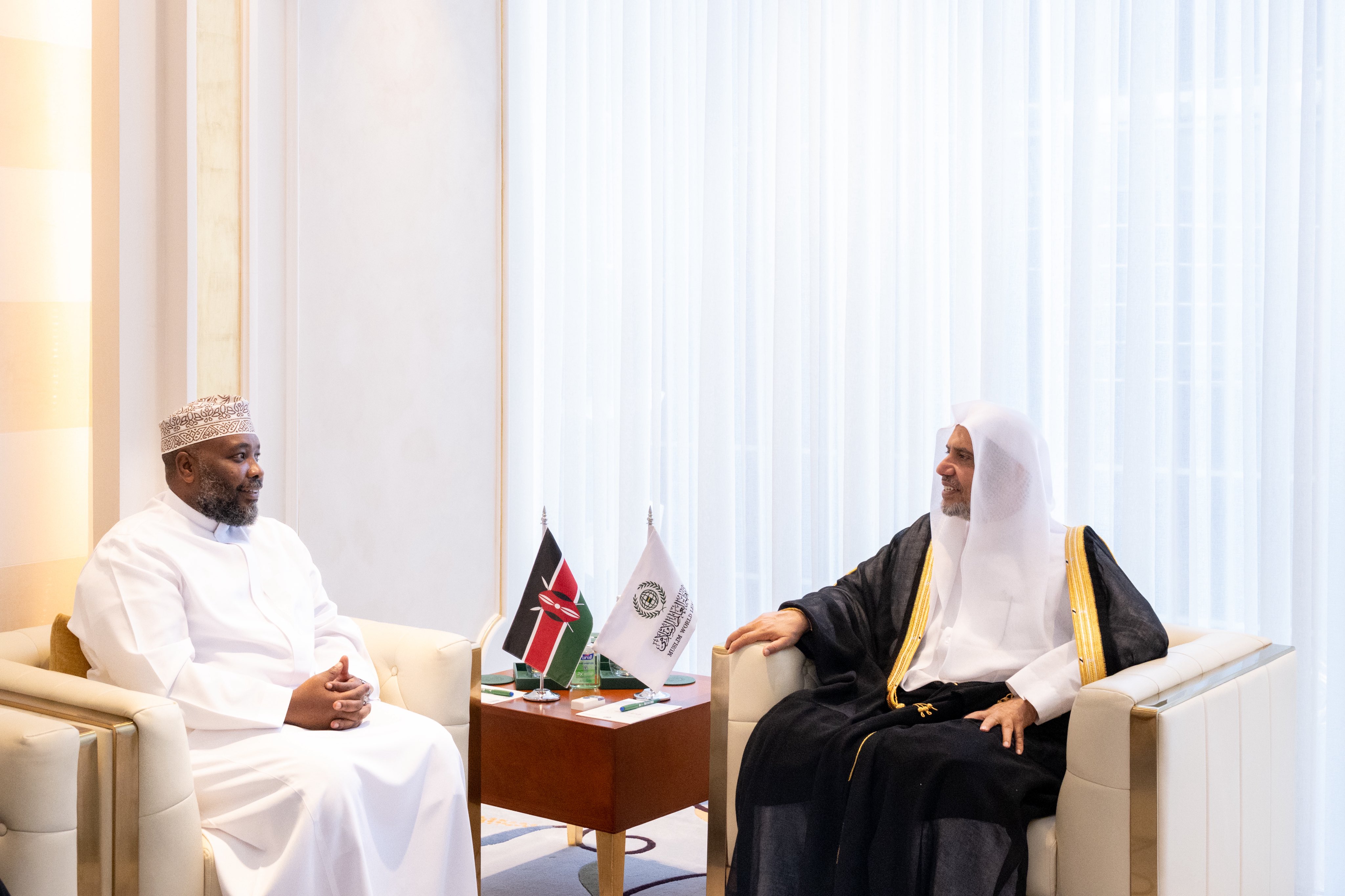 Yang Mulia Sekretaris Jenderal LMD, Ketua Organisasi Ulama Muslim, Syekh Dr. Mohammed Alissa, menerima kunjungan Yang Mulia Duta Besar Republik Kenya untuk Kerajaan Arab Saudi, Tuan Mohamed Ramadhan Ruwange.
