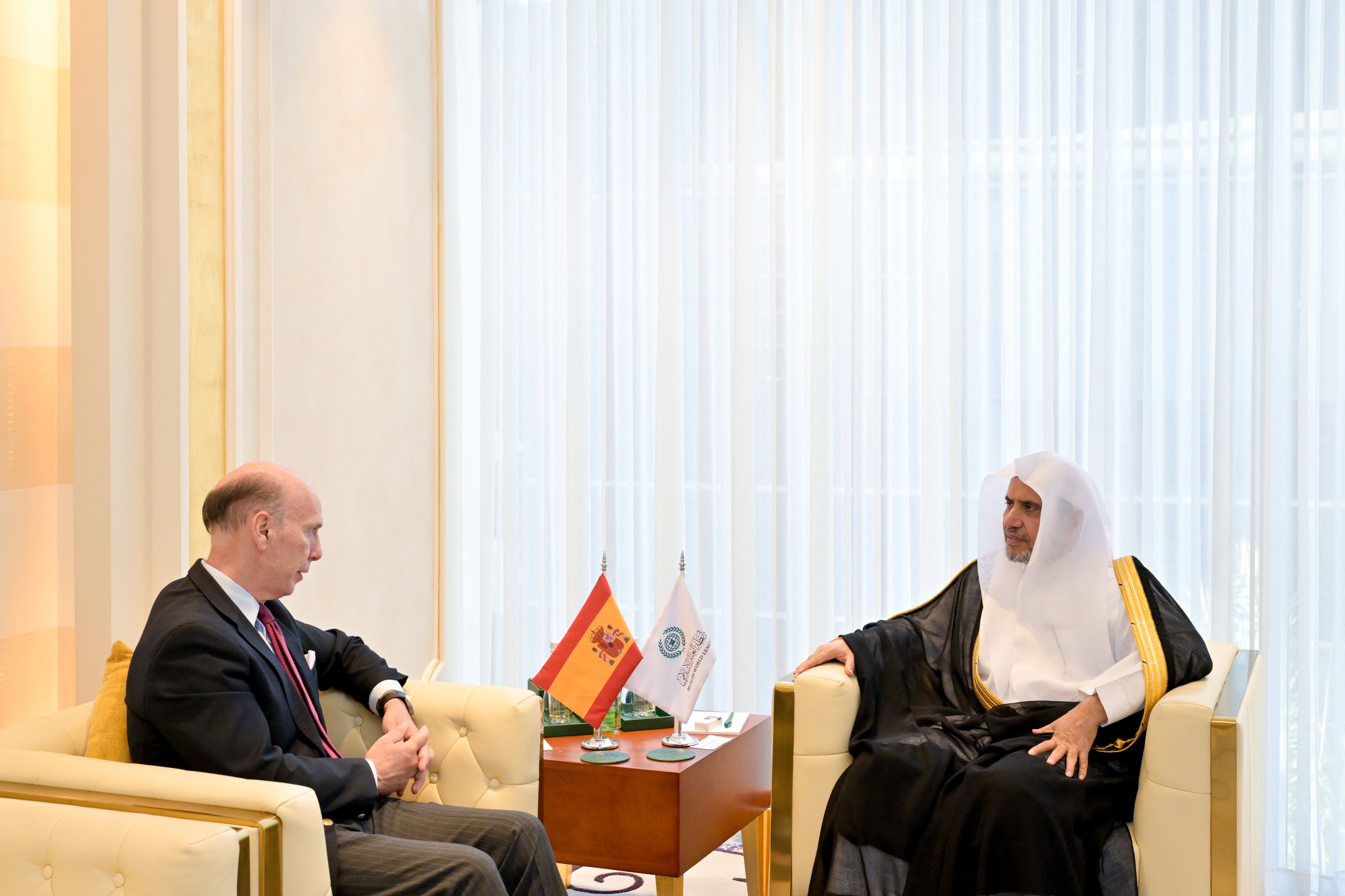 Yang Mulia Sekretaris Jenderal LMD, Ketua Organisasi Ulama Muslim, Syekh Dr. Mohammed Alissa , menerima kunjungan Duta Besar Kerajaan Spanyol untuk Kerajaan Arab Saudi