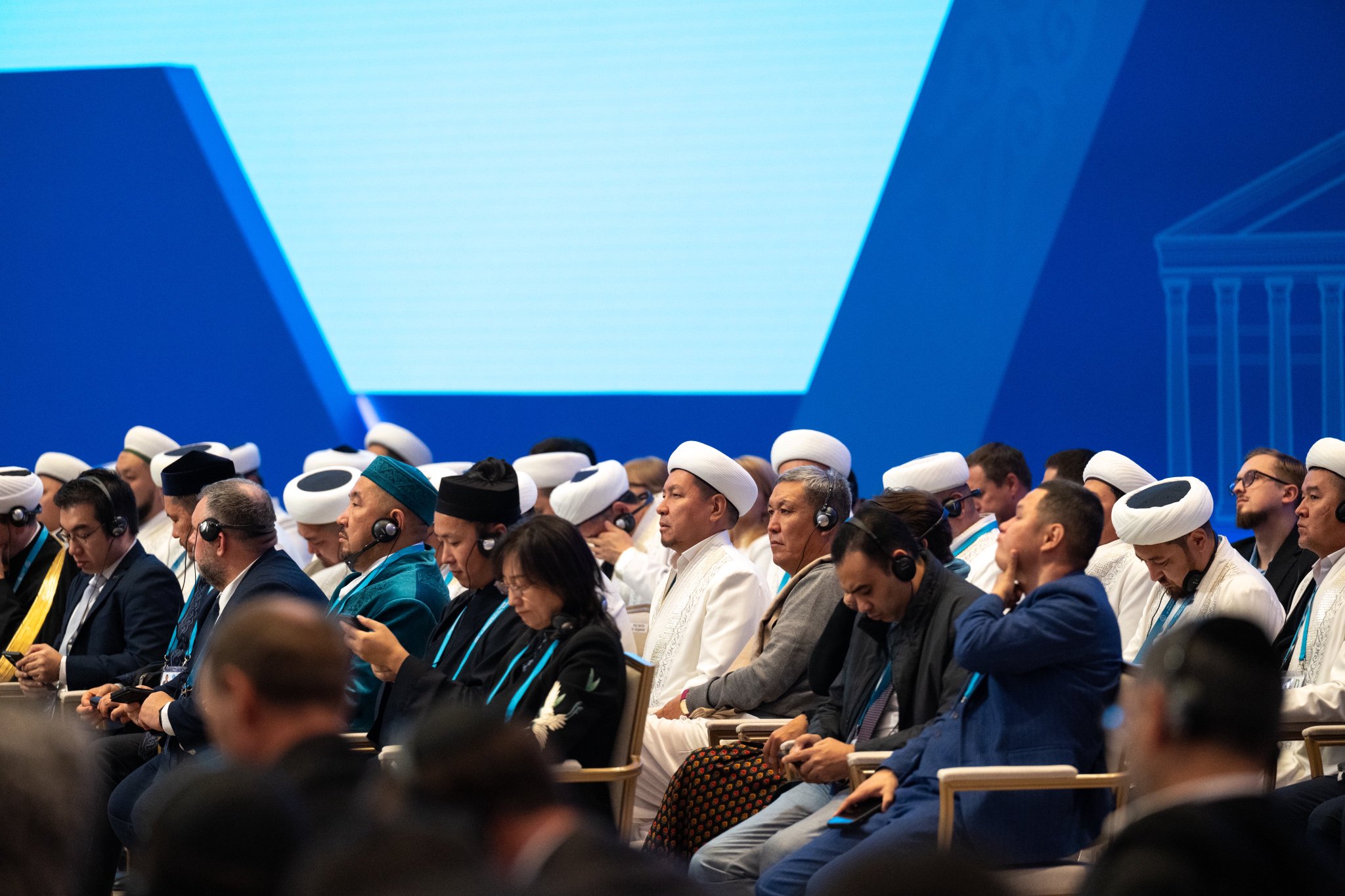 ‏معالي الأمين العام، رئيس هيئة علماء المسلمين، فضيلة الشيخ د.⁧‫محمد العيسى‬⁩ ‬⁩، يُشارِك فخامةَ رئيس كازاخستان حضورَ الجلسة الافتتاحية لأعمال القمّة بقصر الاستقلال بالعاصمة الكازاخية