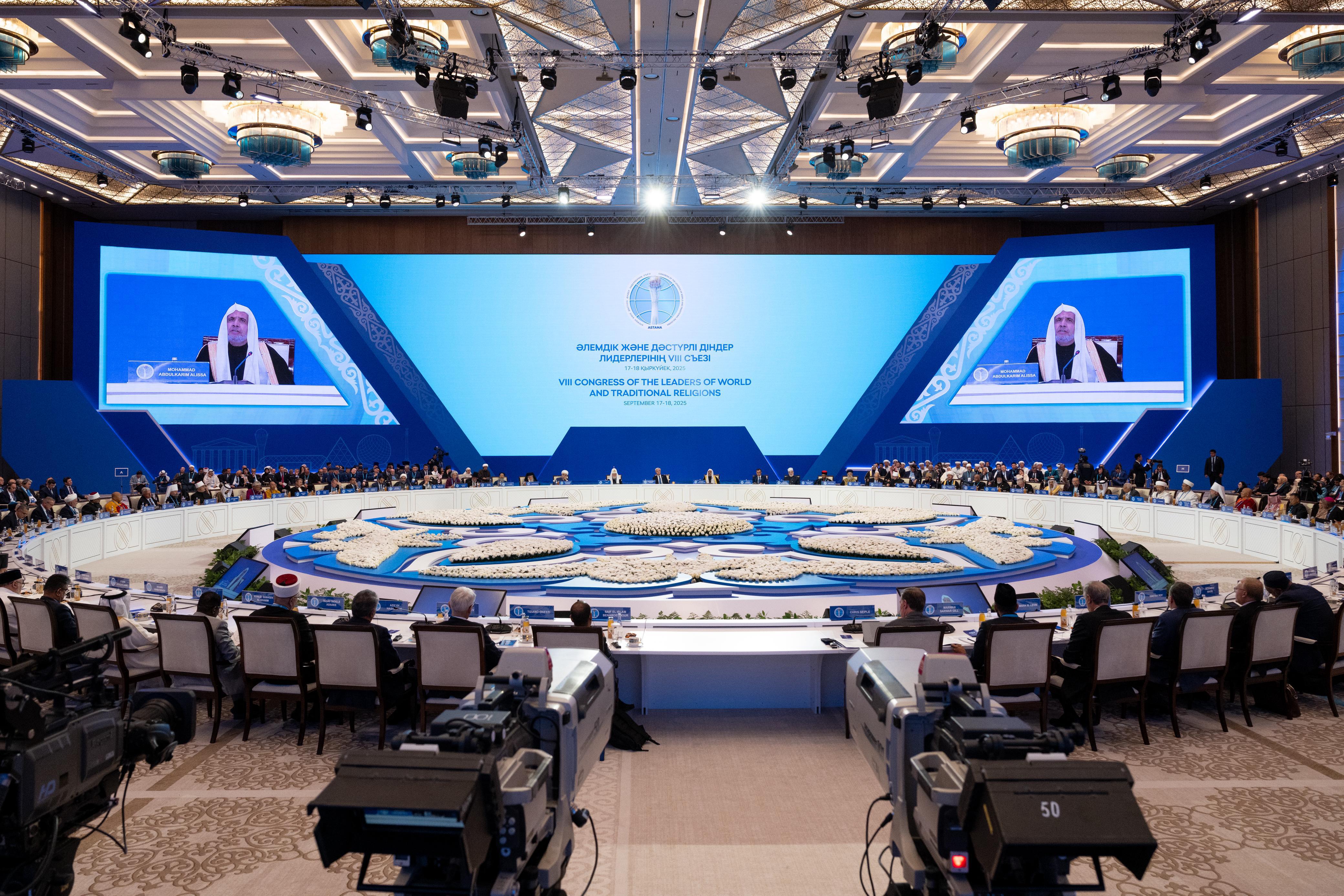 بصفةِ ضيفِ شرفٍ للنسخة الثامنة، معالي الأمين العام لرابطة العالم الإسلامي يشاركُ فخامةَ رئيس كازاخستان حفلَ افتتاح مؤتمر قادة الأديان  أسْتانا: حلَّ معالي الأمين العام لرابطة العالم الإسلامي، رئيس هيئة علماء المسلمين، فضيلة الشيخ الدكتور محمد بن عبدالكريم العيسى، "ضيفَ شرفٍ" على المؤتمر الثامن لقادة الأديان المنعقد في جمهورية كازاخستان. وألقى فضيلتُه كلمة تطرّقَ فيها إلى التحوّلات الدولية المقلقة التي تفاقمت فيها كثير من المآسي والتحدّيات، وطالت نظامَنا العالمي وهدّدت تماسكَ شرعيته الدولية، مشدِّدًا في هذا