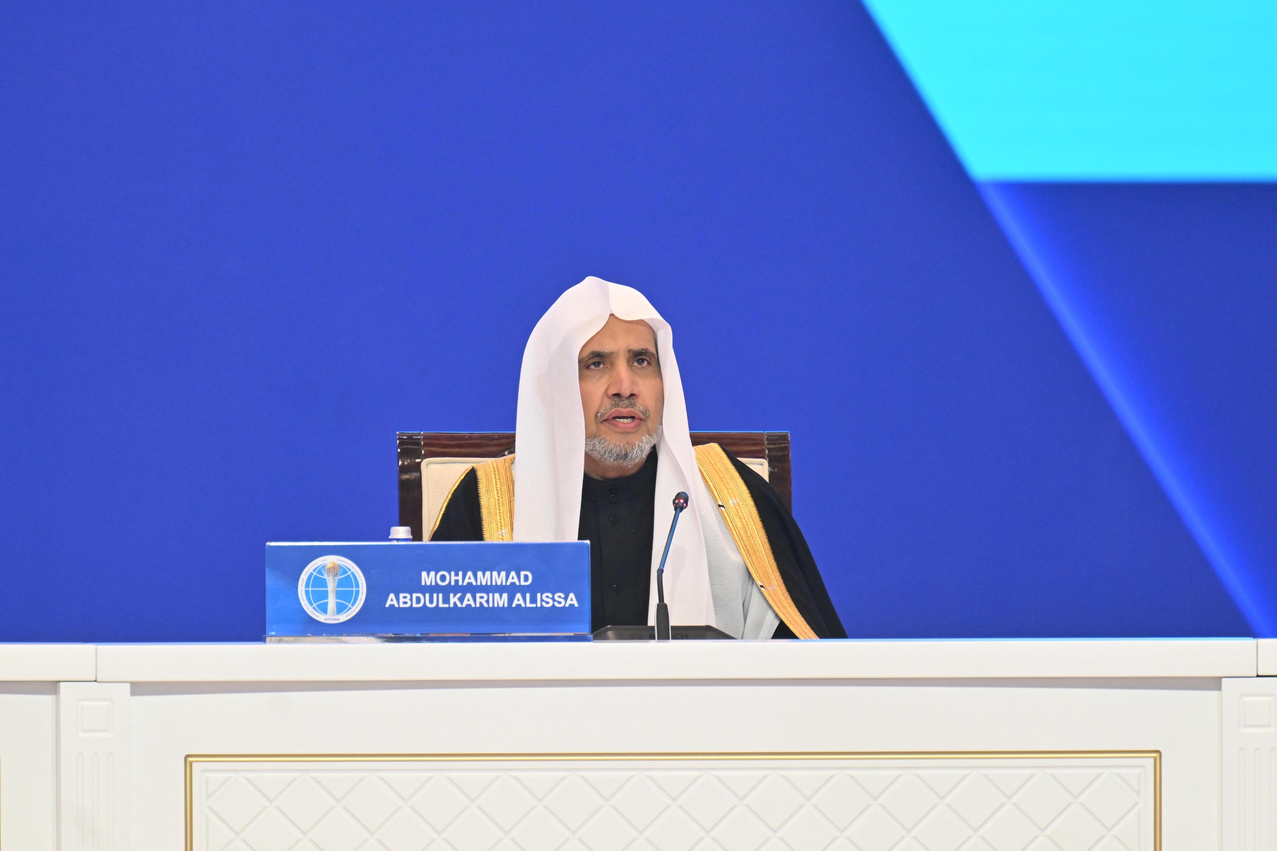 بصفةِ ضيفِ شرفٍ للنسخة الثامنة، معالي الأمين العام لرابطة العالم الإسلامي يشاركُ فخامةَ رئيس كازاخستان حفلَ افتتاح مؤتمر قادة الأديان  أسْتانا: حلَّ معالي الأمين العام لرابطة العالم الإسلامي، رئيس هيئة علماء المسلمين، فضيلة الشيخ الدكتور محمد بن عبدالكريم العيسى، "ضيفَ شرفٍ" على المؤتمر الثامن لقادة الأديان المنعقد في جمهورية كازاخستان. وألقى فضيلتُه كلمة تطرّقَ فيها إلى التحوّلات الدولية المقلقة التي تفاقمت فيها كثير من المآسي والتحدّيات، وطالت نظامَنا العالمي وهدّدت تماسكَ شرعيته الدولية، مشدِّدًا في هذا